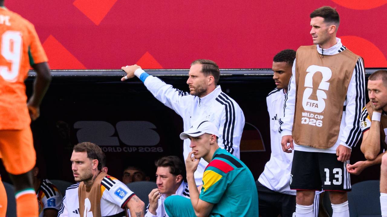 Nico Schlotterbeck sitzt beim DFB-Spiel gegen die Elfenbeinküste am Seitenrand.
