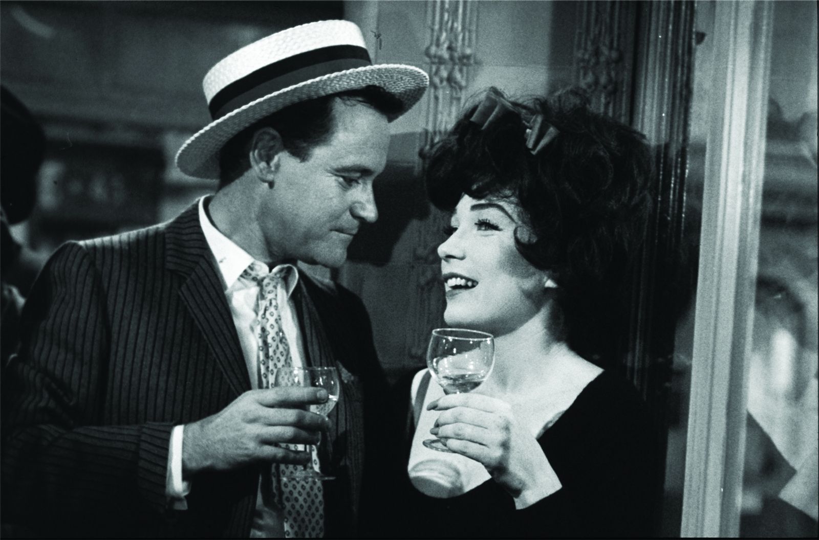 Nach dem Erfolg von „Das Appartement“ arbeiteten Billy Wilder und Jack Lemmon erneut zusammen. „Irma La Douce“ erzählt eine schrille Liebesgeschichte im Pariser Rotlichtmilieu. Nicht jeder Gag hat die Jahrzehnte unbeschadet überstanden, doch der Film zeigt exemplarisch Wilders Fähigkeit, selbst heikle Stoffe leicht und unterhaltsam erscheinen zu lassen. (Bild: Fox)