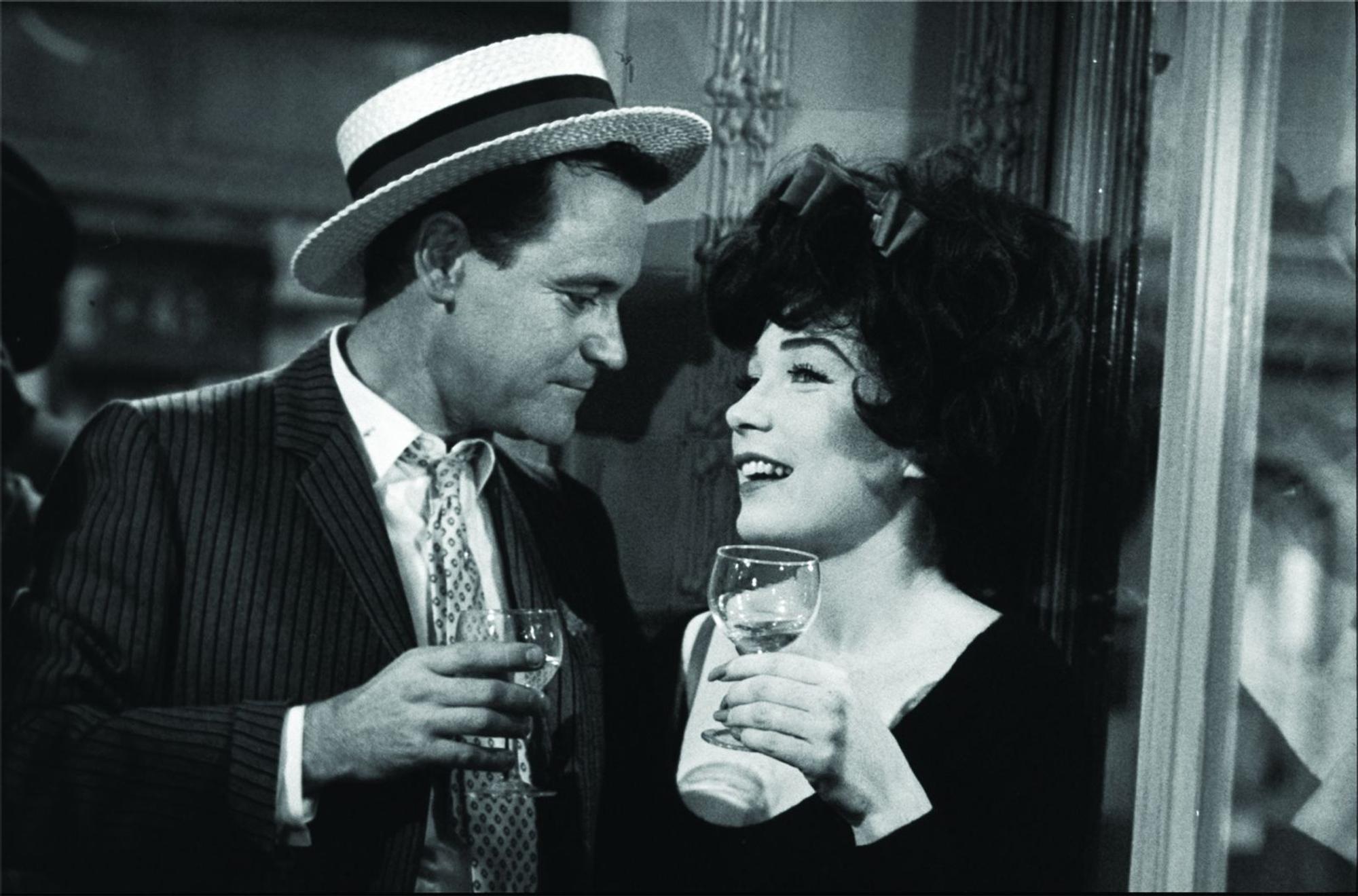 Nach dem Erfolg von „Das Appartement“ arbeiteten Billy Wilder und Jack Lemmon erneut zusammen. „Irma La Douce“ erzählt eine schrille Liebesgeschichte im Pariser Rotlichtmilieu. Nicht jeder Gag hat die Jahrzehnte unbeschadet überstanden, doch der Film zeigt exemplarisch Wilders Fähigkeit, selbst heikle Stoffe leicht und unterhaltsam erscheinen zu lassen. (Bild: Fox)