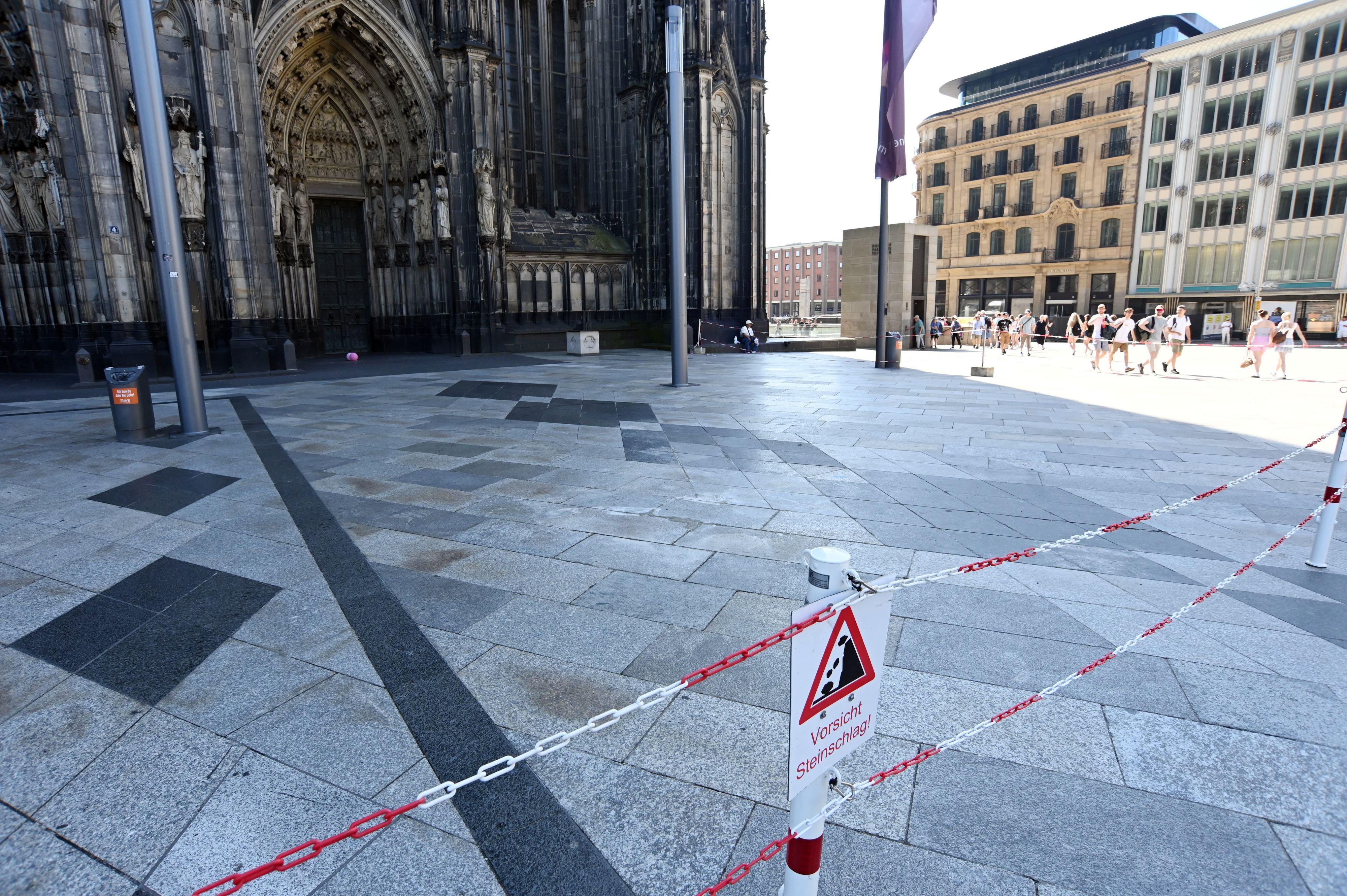 Die westliche Domplatte ist zur Hälfte gesperrt.