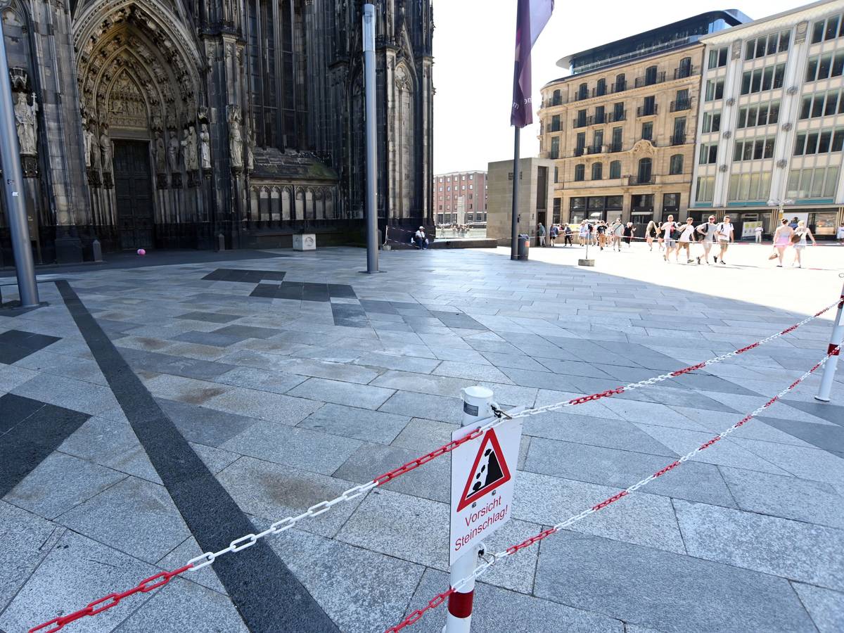 Die westliche Domplatte ist zur Hälfte gesperrt.