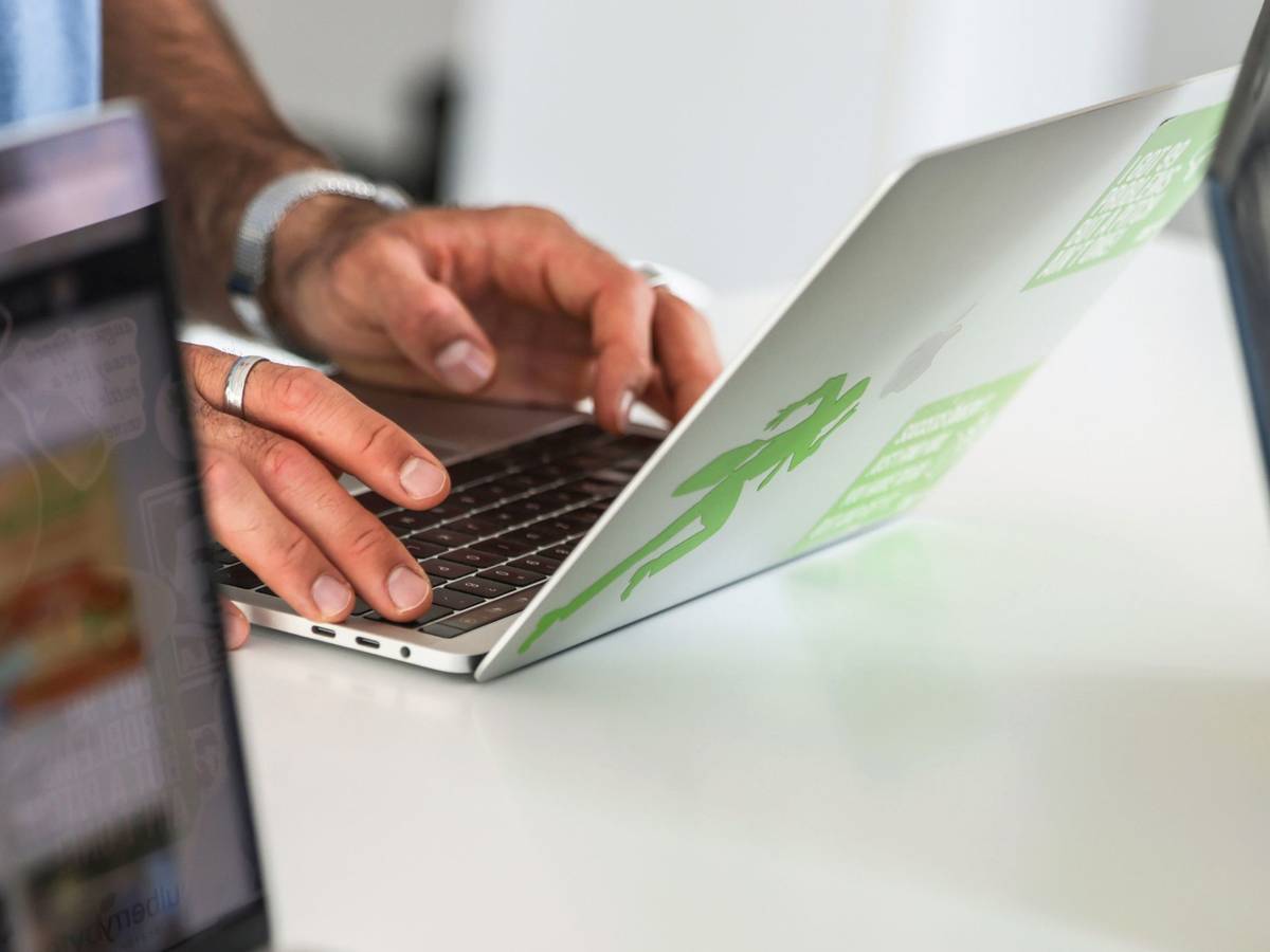 Ein Mann arbeitet am Laptop
