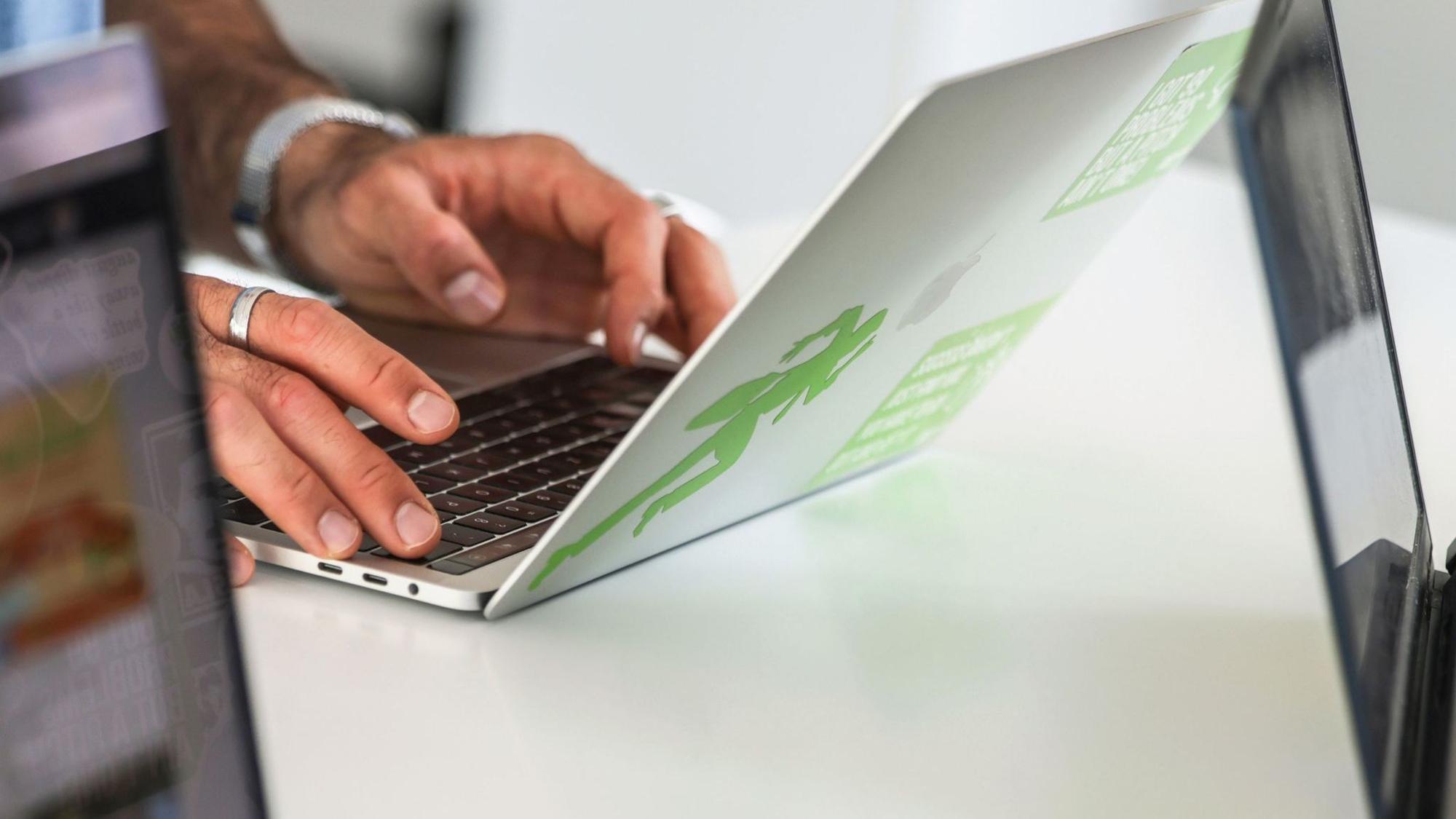 Ein Mann arbeitet am Laptop