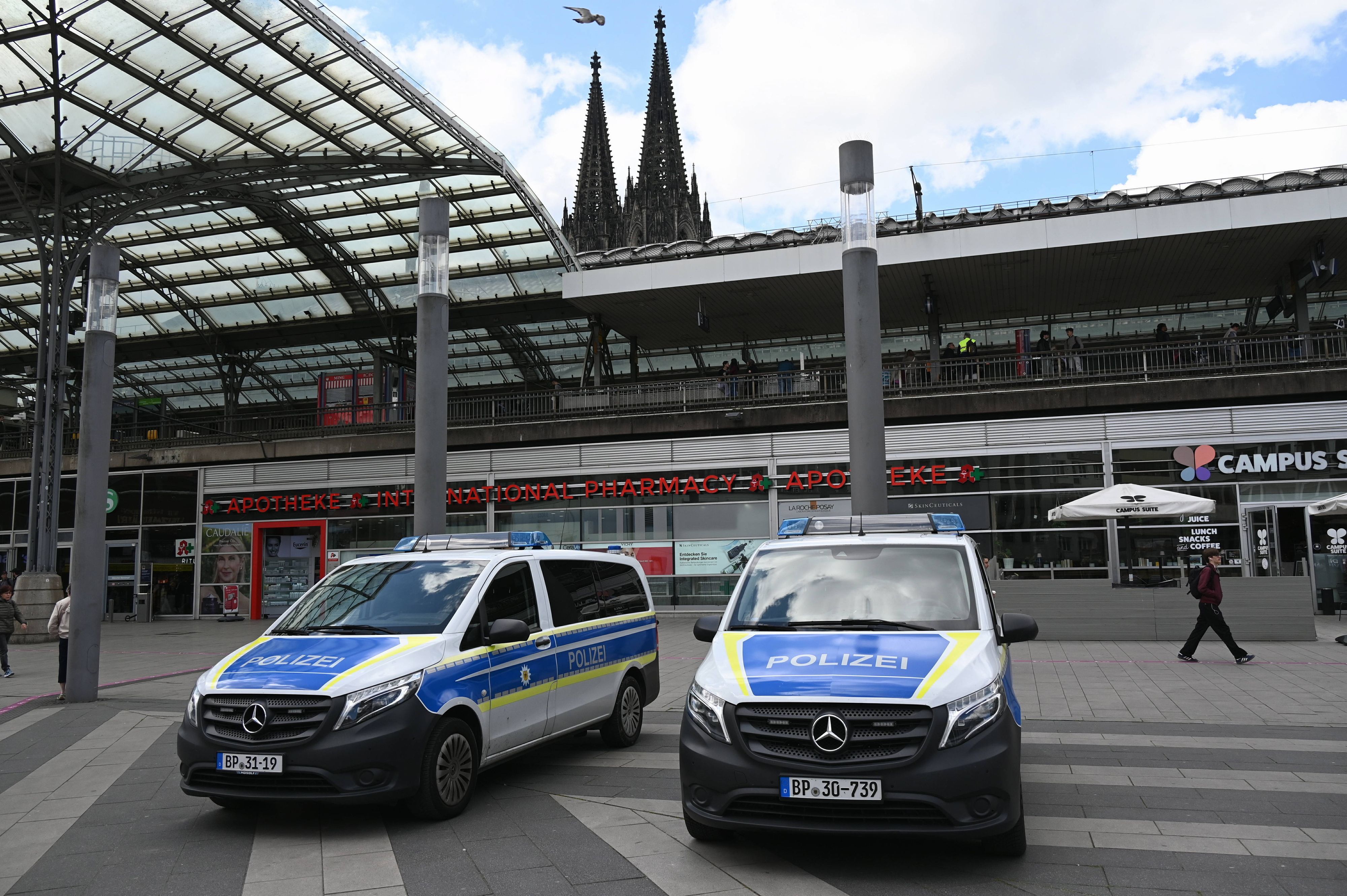 In Köln soll ein Mann versucht haben, einen Reisenden in Richtung Gleise zu ziehen (Symbolbild).