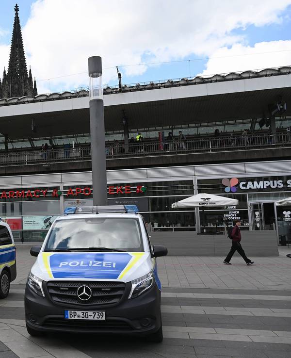 In Köln soll ein Mann versucht haben, einen Reisenden in Richtung Gleise zu ziehen (Symbolbild).