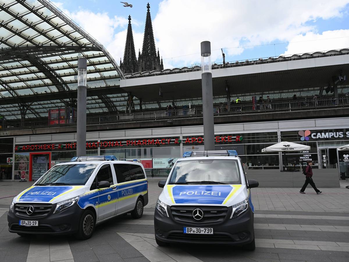 In Köln soll ein Mann versucht haben, einen Reisenden in Richtung Gleise zu ziehen (Symbolbild).