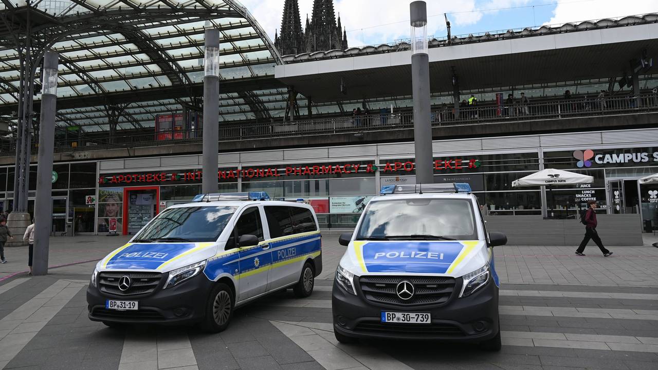 In Köln soll ein Mann versucht haben, einen Reisenden in Richtung Gleise zu ziehen (Symbolbild).