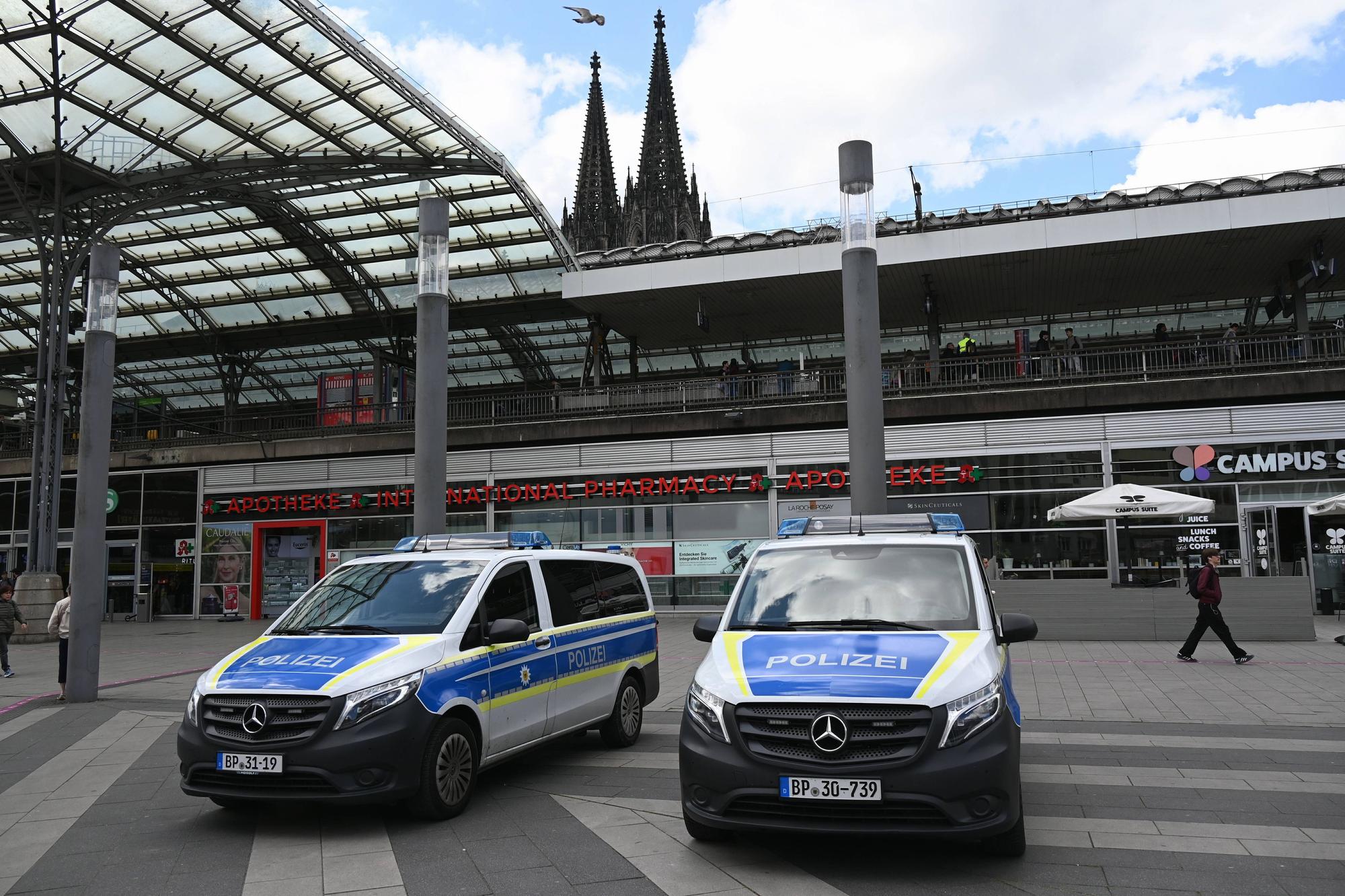 In Köln soll ein Mann versucht haben, einen Reisenden in Richtung Gleise zu ziehen (Symbolbild).