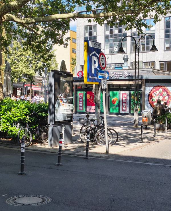 Am Willy-Millowitsch-Platz an der Breite Straße in Köln eröffnet bald eine neue Pizzeria.
