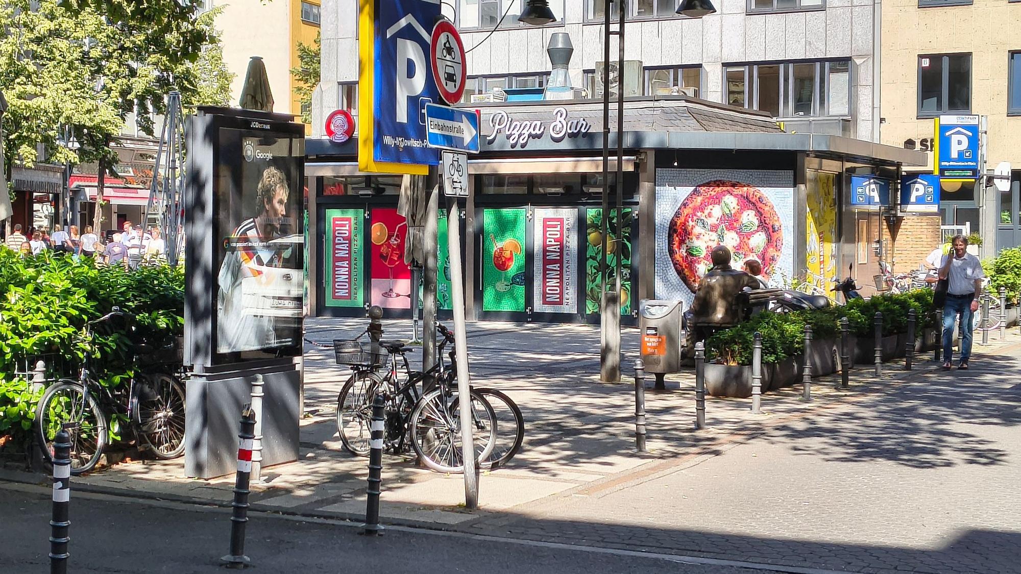 Am Willy-Millowitsch-Platz an der Breite Straße in Köln eröffnet bald eine neue Pizzaria.