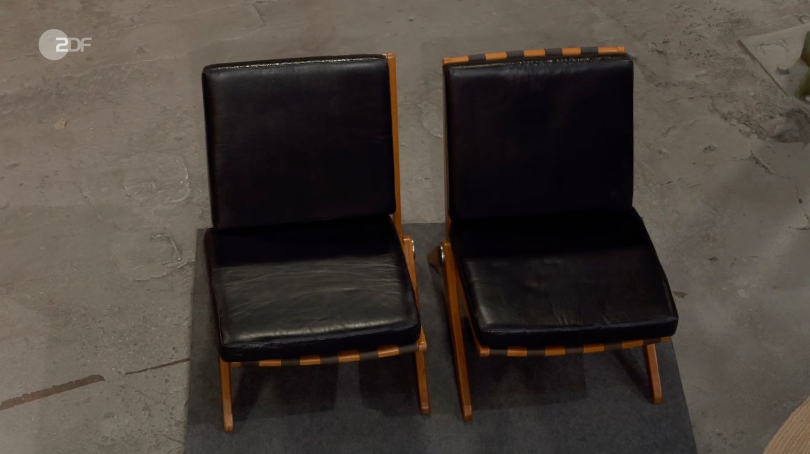 Sven Deutschmanek datiert zwei Scissor Chairs im Entwurf vom Schweizer Möbeldesigner Pierre Jeanneret auf 1946. (Bild: ZDF)