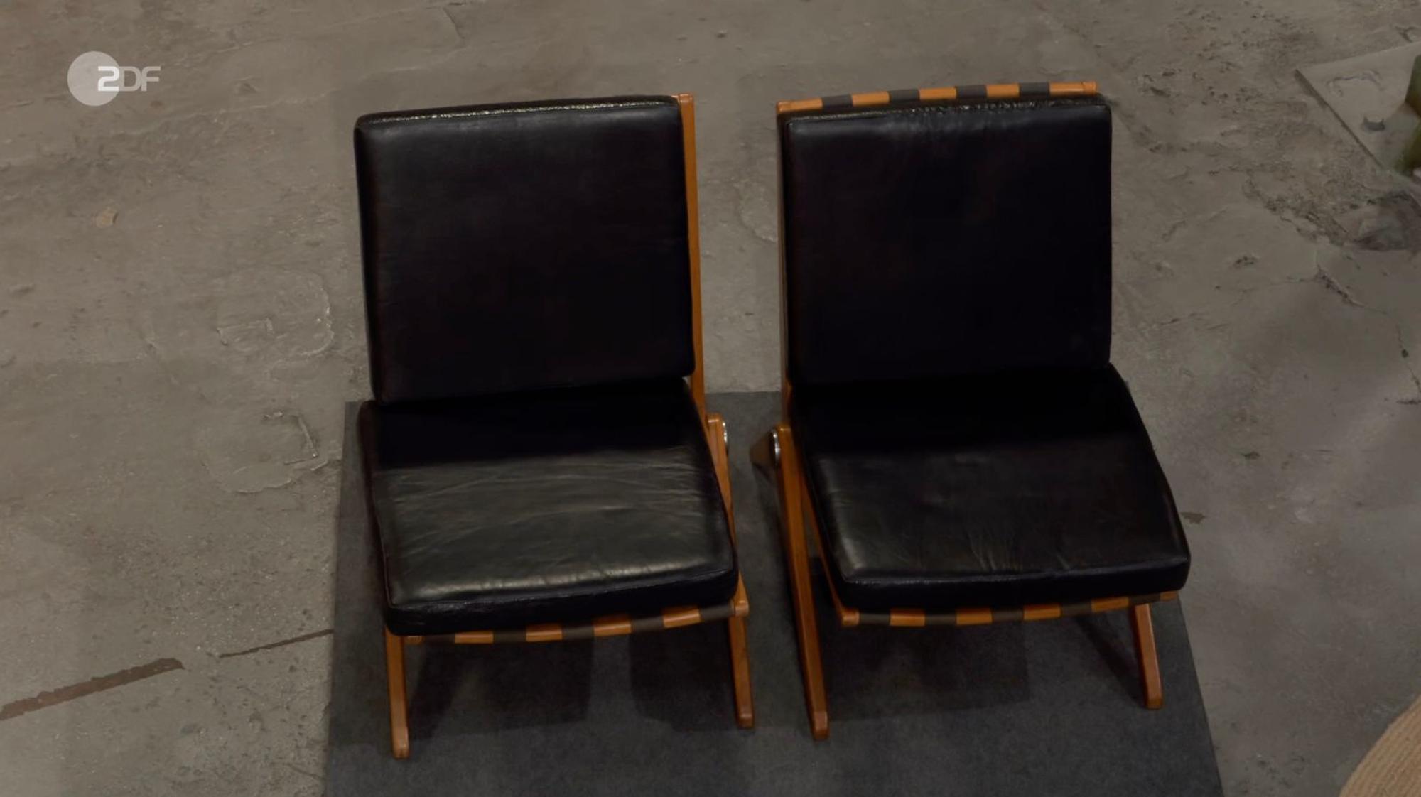 Sven Deutschmanek datiert zwei Scissor Chairs im Entwurf vom Schweizer Möbeldesigner Pierre Jeanneret auf 1946. (Bild: ZDF)