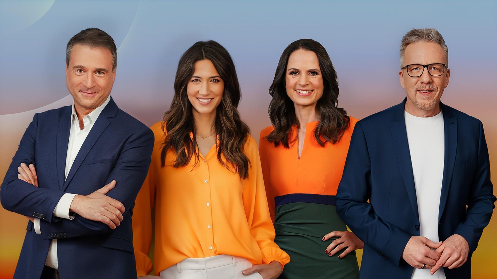 Bei der Moderation wechseln sich Jörg Boecker (links) und Sabrina Ilski wöchentlich mit Sibylle Scharr und Jan Malte Andresen ab.  (Bild: RTL / Lena-Luise Grellert / Maya Claussen)