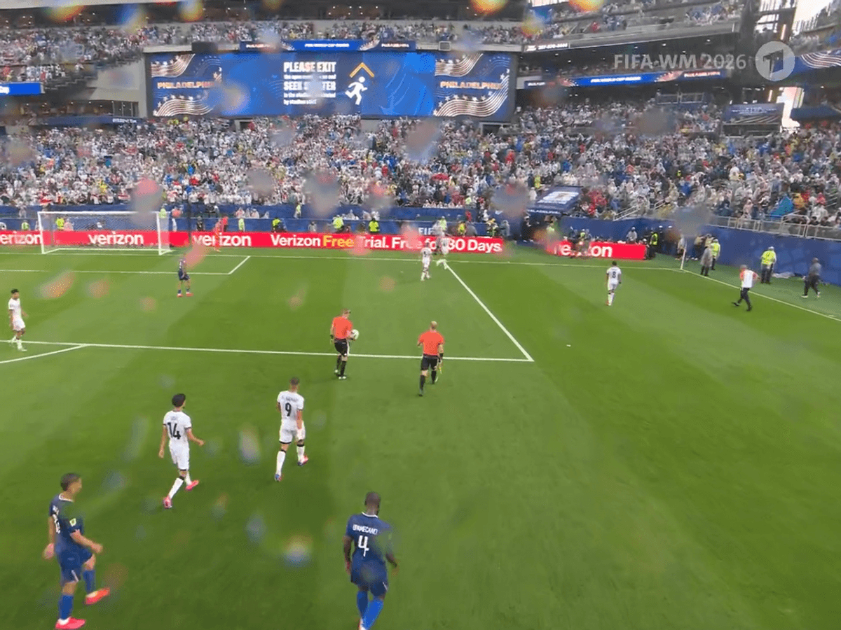 Das Stadion in Philadelphia musste in der Halbzeit der Partie zwischen Frankreich und dem Irak geräumt werden.