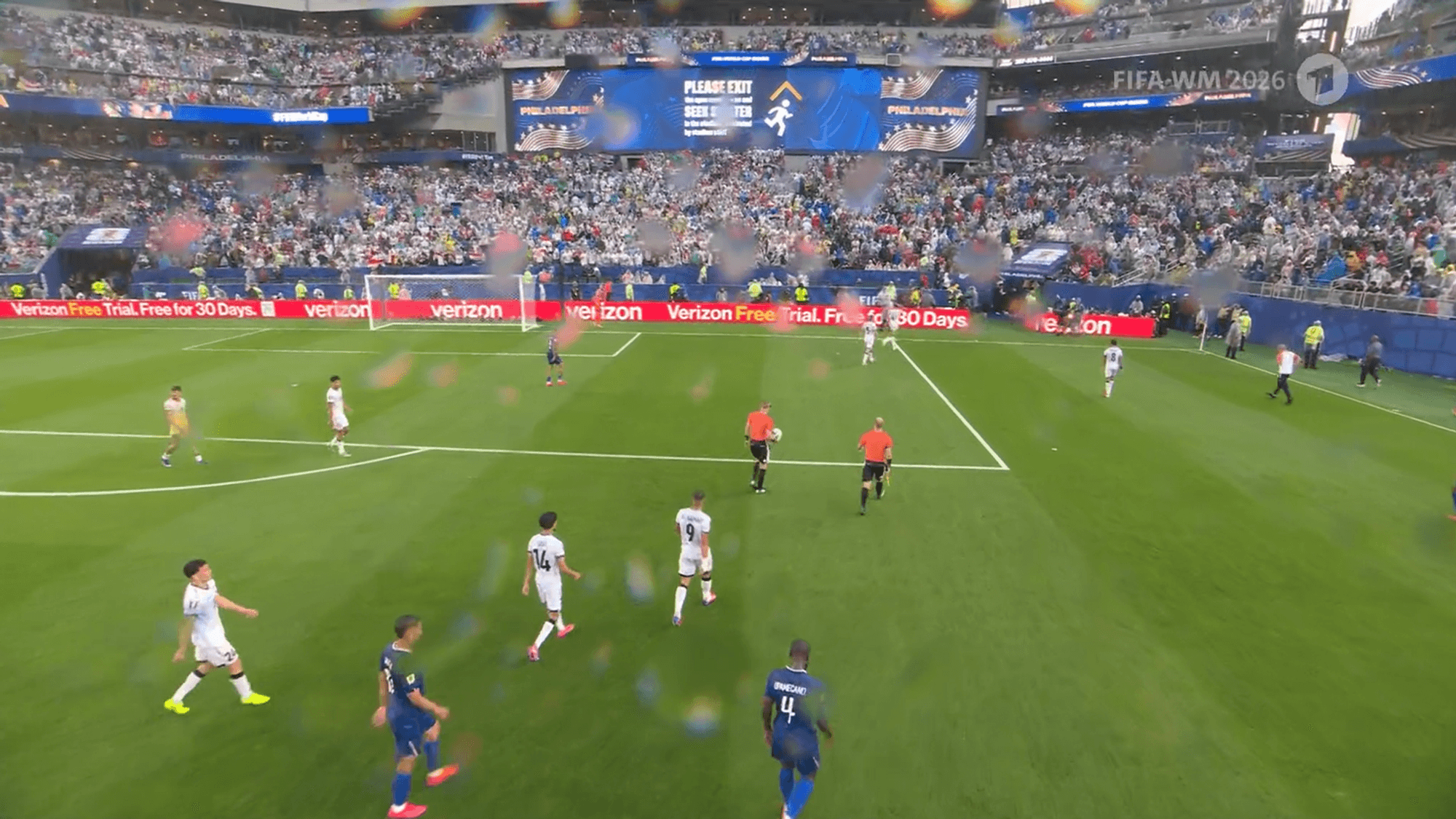 Das Stadion in Philadelphia musste in der Halbzeit der Partie zwischen Frankreich und dem Irak geräumt werden.