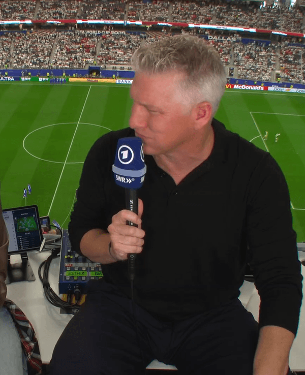 Bastian Schweinsteiger und Esther Seldaczek bei der ARD-Übertragung vor dem WM-Spiel zwischen Argentinien und Österreich. Foto: