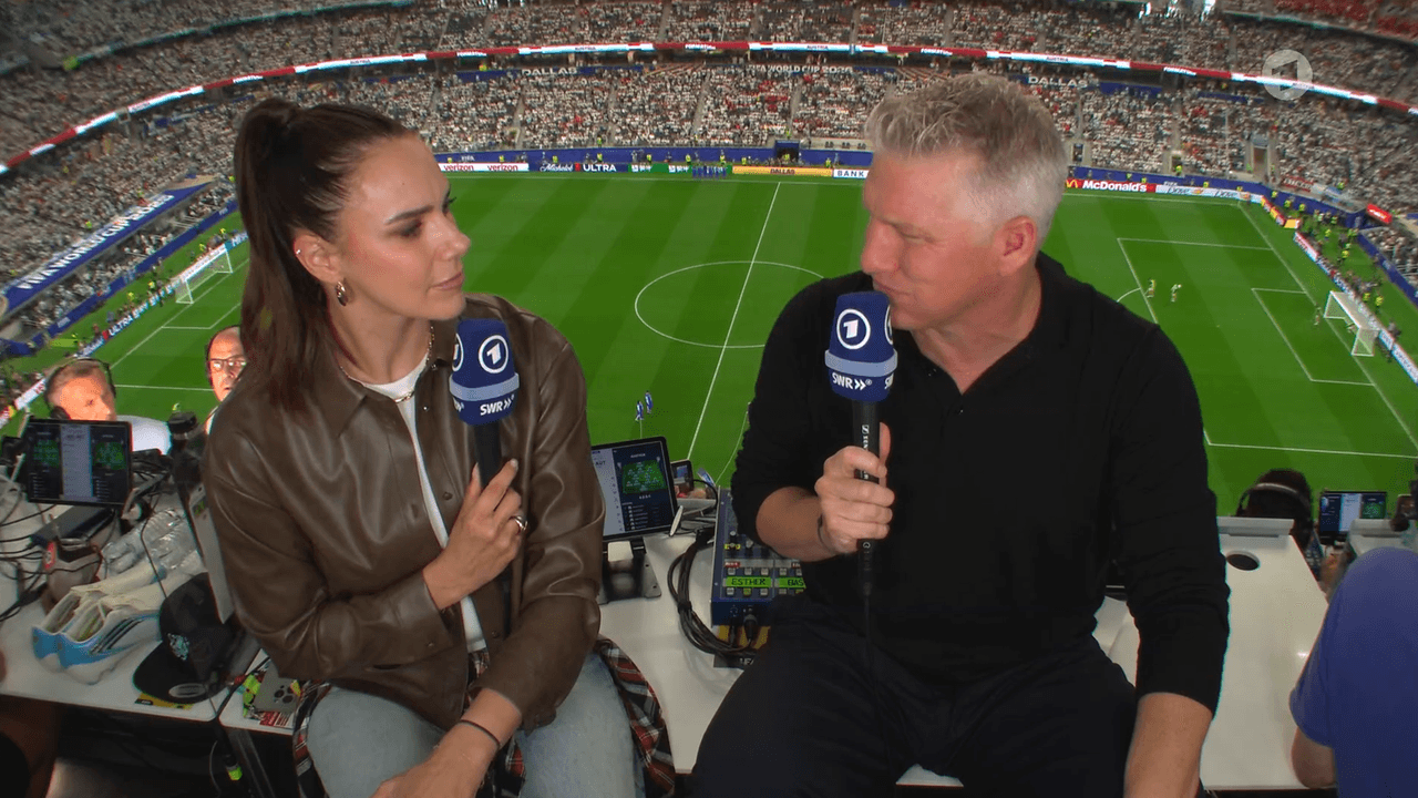 Bastian Schweinsteiger und Esther Seldaczek bei der ARD-Übertragung vor dem WM-Spiel zwischen Argentinien und Österreich. Foto: