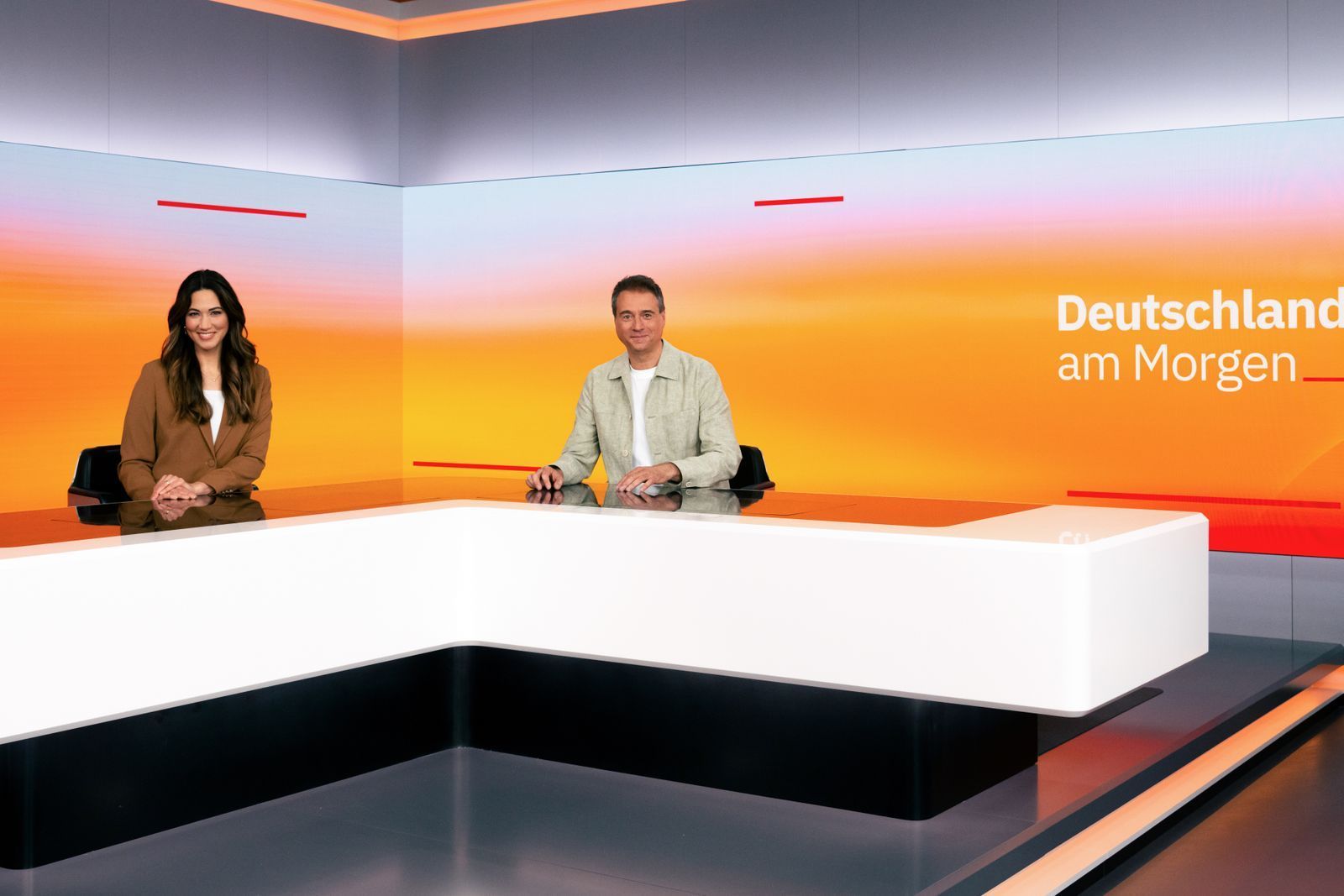 Jörg Boecker freut sich im Doppel-Interview mit seiner Kollegin Sabrina Ilski über das neue Studio: „Zuvor hatten wir ein kleines Studio, das war virtuell. Jetzt sitzen wir mit RTL und ntv in einem richtig großen, vollautomatisierten Studio. Das macht Spaß und vermittelt auch die Größe des Projektes noch mal auf eine ganz beeindruckende Art.“ (Bild: RTL / Annette Etges)