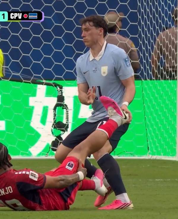 Federico Viñas lässt das Bein von Telmo Arcanjo los.