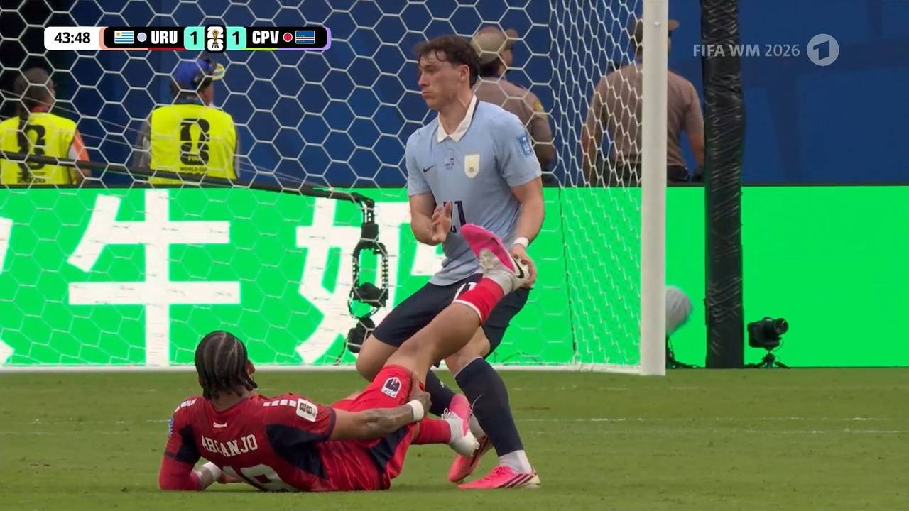 Federico Viñas lässt das Bein von Telmo Arcanjo los.