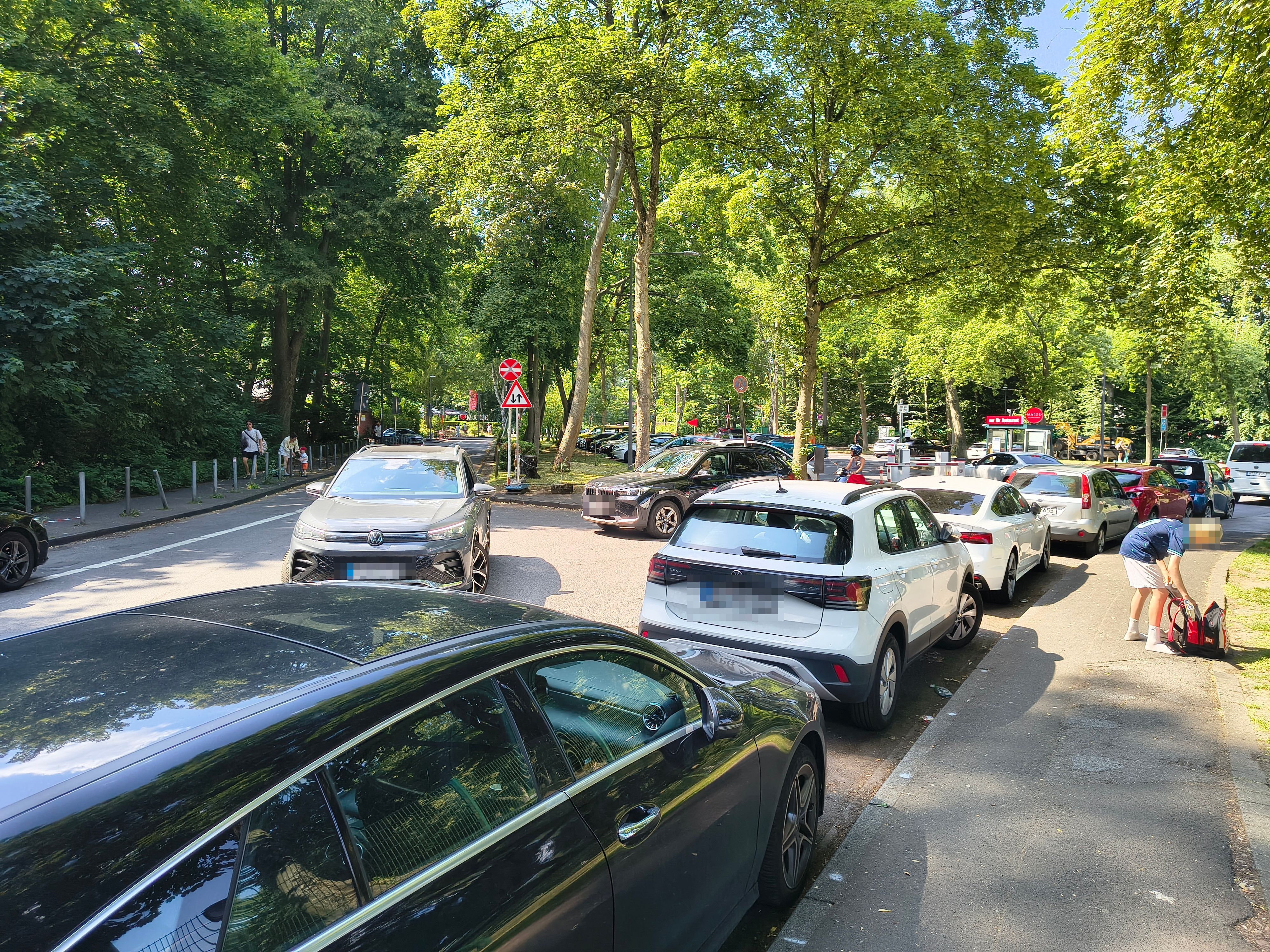 Viel Verkehr am Stadionbad. Dort gibt es aktuell eine Verkehrsänderung. Die Folge: Mehrere Parkplätze fallen weg.