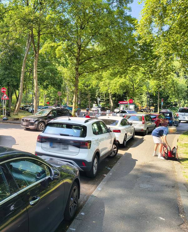 Viel Verkehr am Stadionbad. Dort gibt es aktuell eine Verkehrsänderung. Die Folge: Mehrere Parkplätze fallen weg.