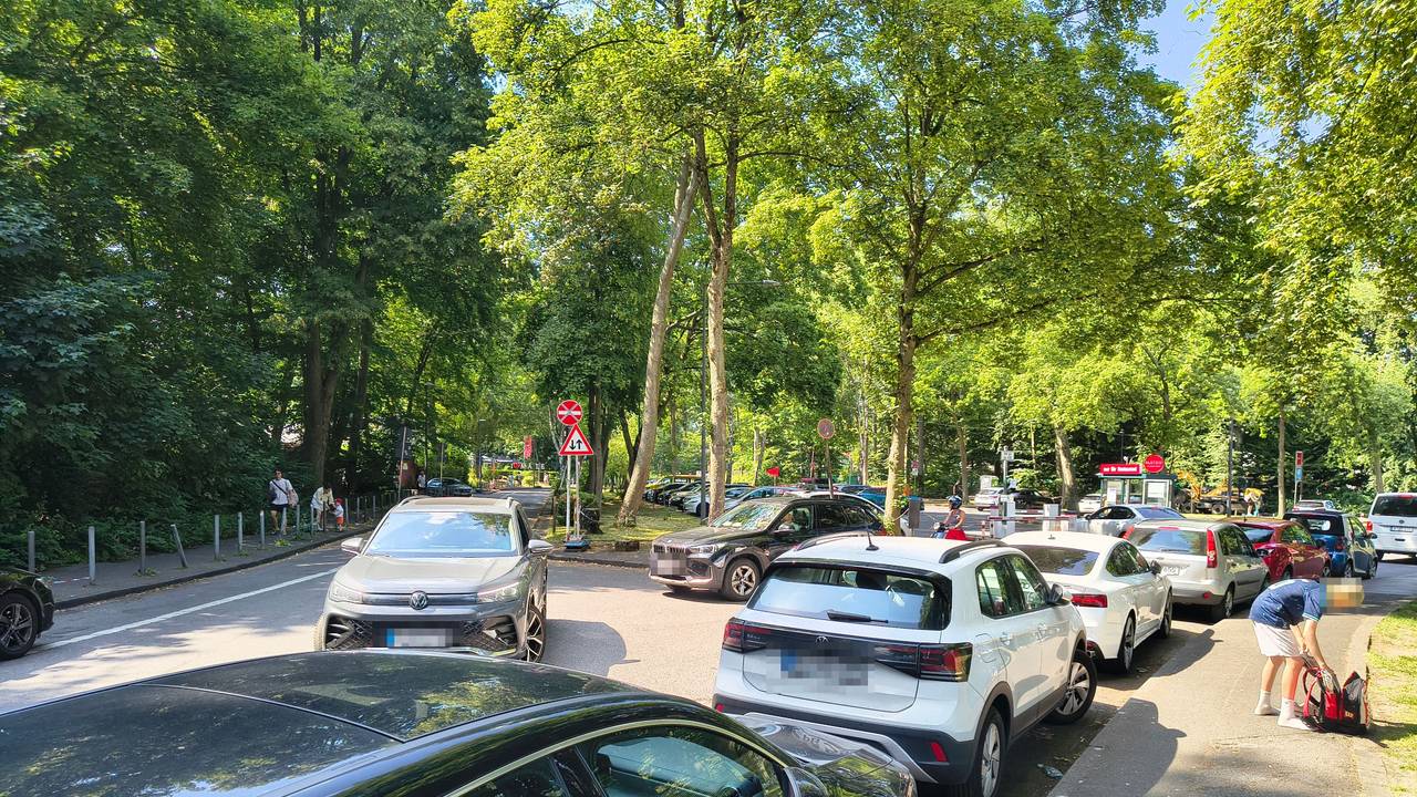 Viel Verkehr am Stadionbad. Dort gibt es aktuell eine Verkehrsänderung. Die Folge: Mehrere Parkplätze fallen weg.