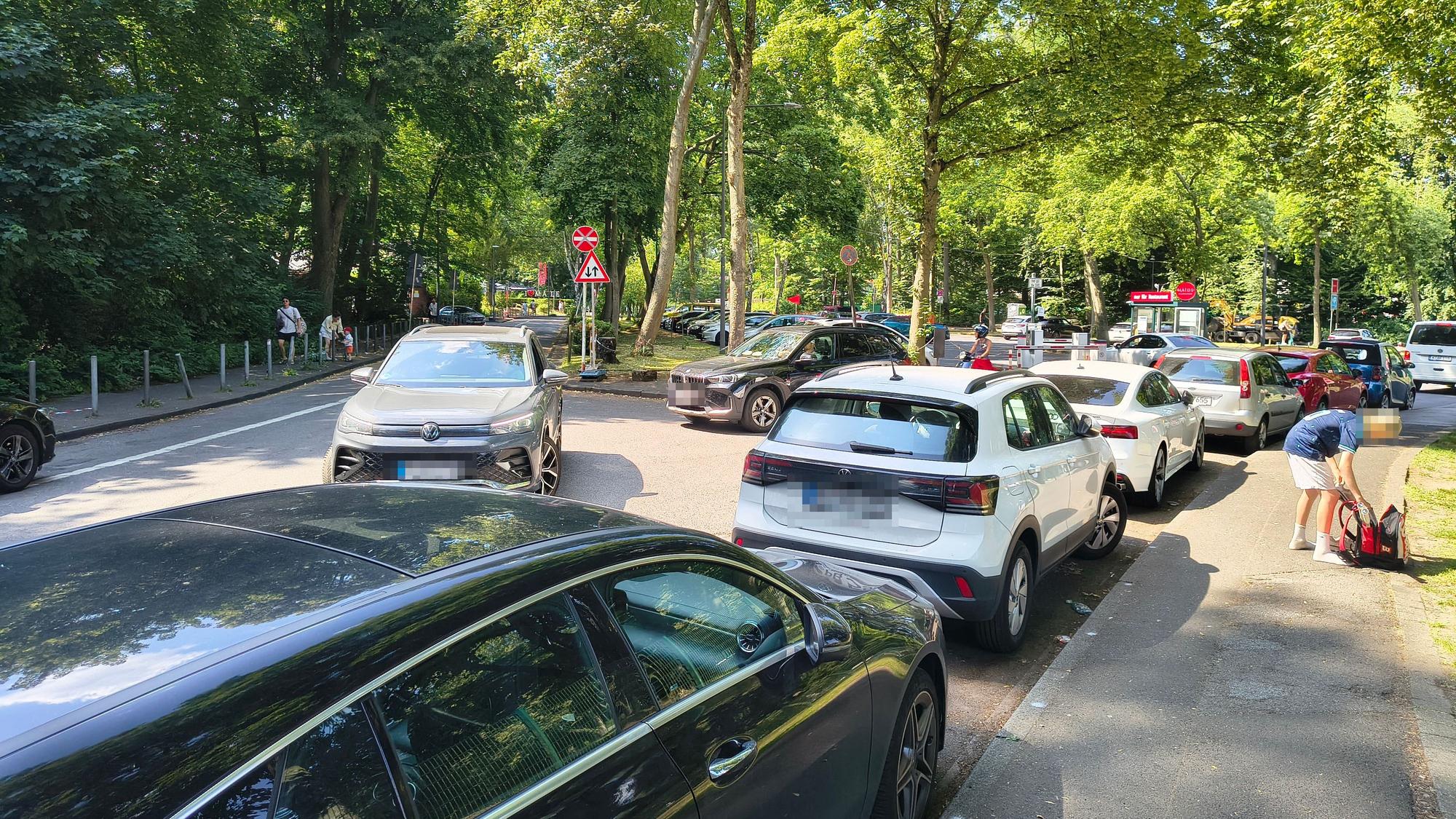 Viel Verkehr am Stadionbad. Dort gibt es aktuell eine Verkehrsänderung. Die Folge: Mehrere Parkplätze fallen weg.