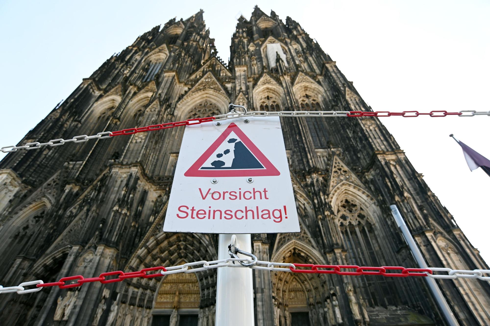 Ein Schild weist auf den Steinschlag am Dom hin.