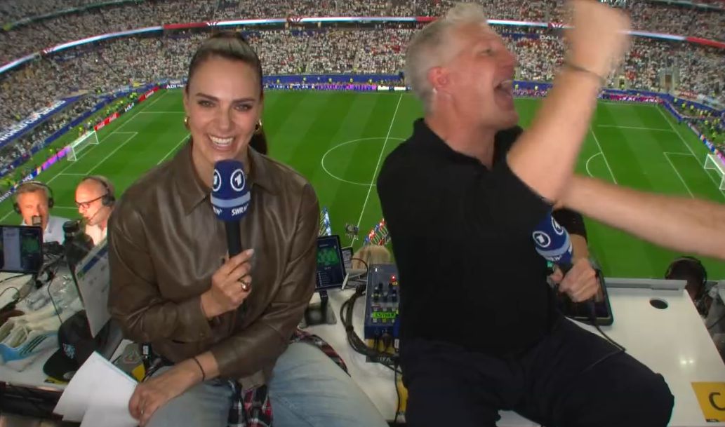 Bastian Schweinsteiger blödelt mit Thomas Müller, der in die ARD-Übertragung hereingeplatzt ist.