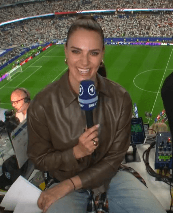 Bastian Schweinsteiger blödelt mit Thomas Müller, der in die ARD-Übertragung hereingeplatzt ist.