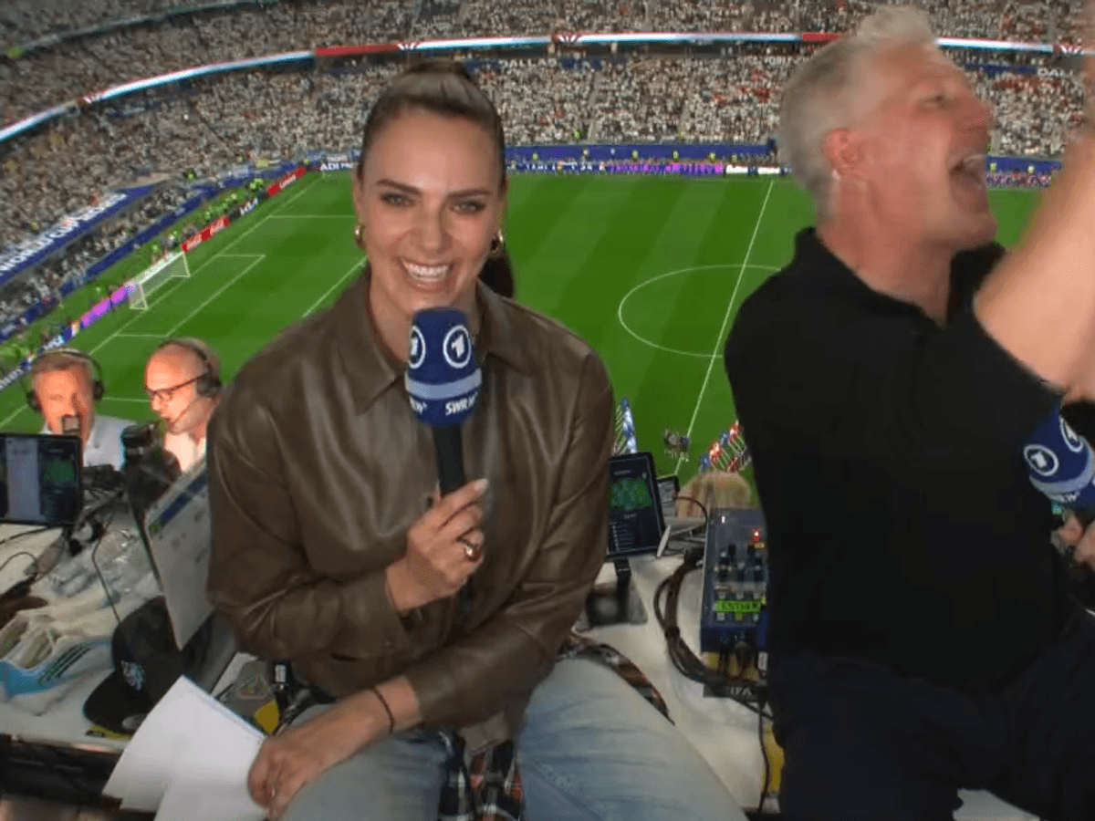 Bastian Schweinsteiger blödelt mit Thomas Müller, der in die ARD-Übertragung hereingeplatzt ist.