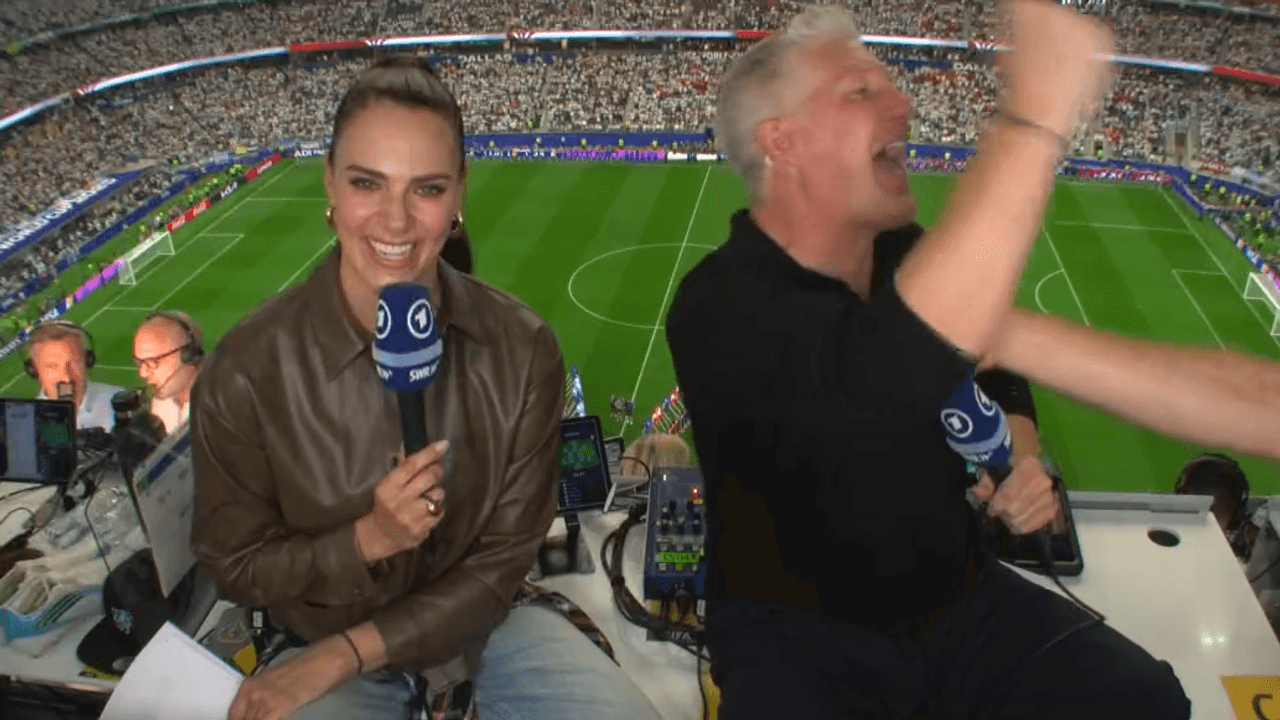 Bastian Schweinsteiger blödelt mit Thomas Müller, der in die ARD-Übertragung hereingeplatzt ist.