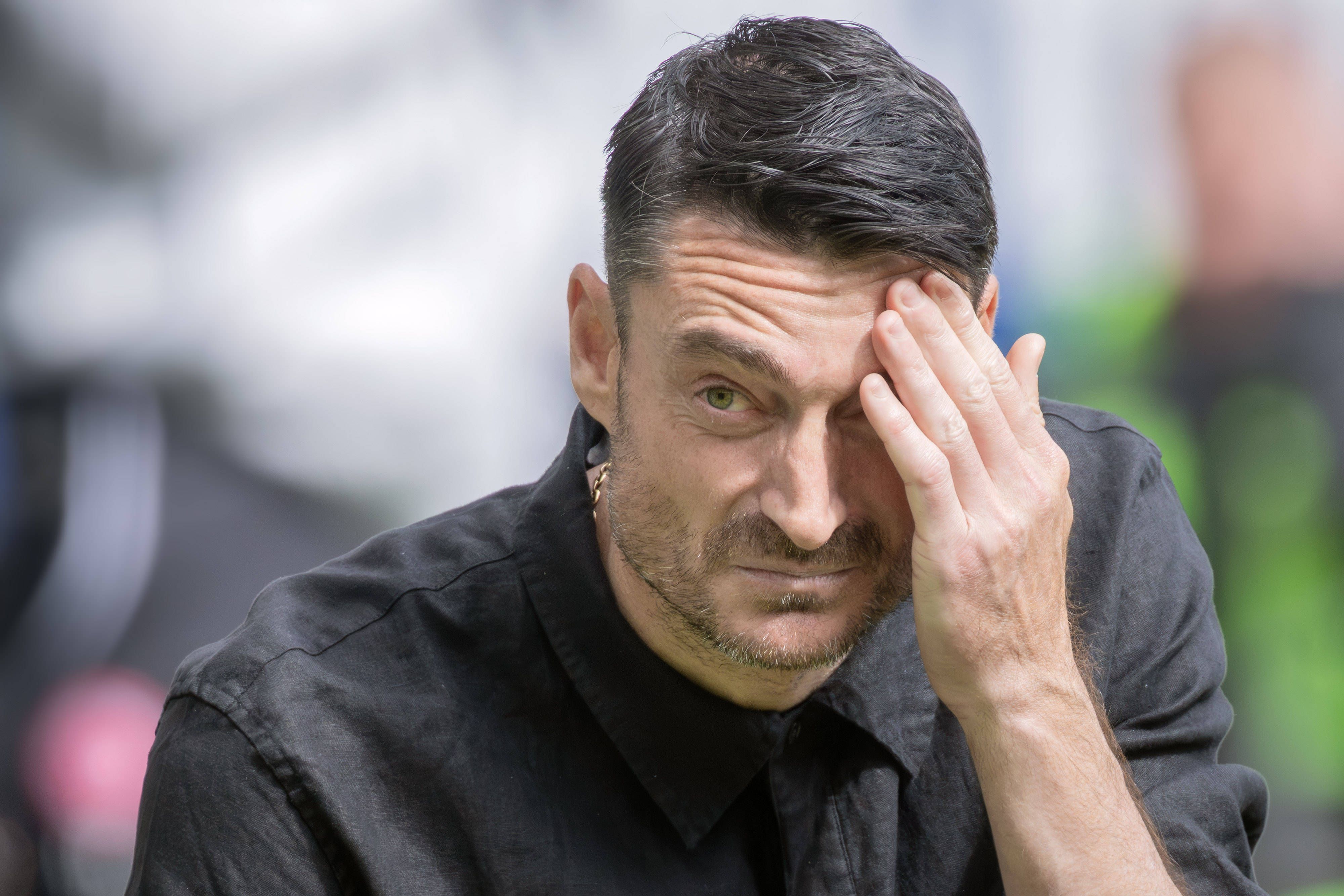 Albert Riera fasst sich an den Kopf.