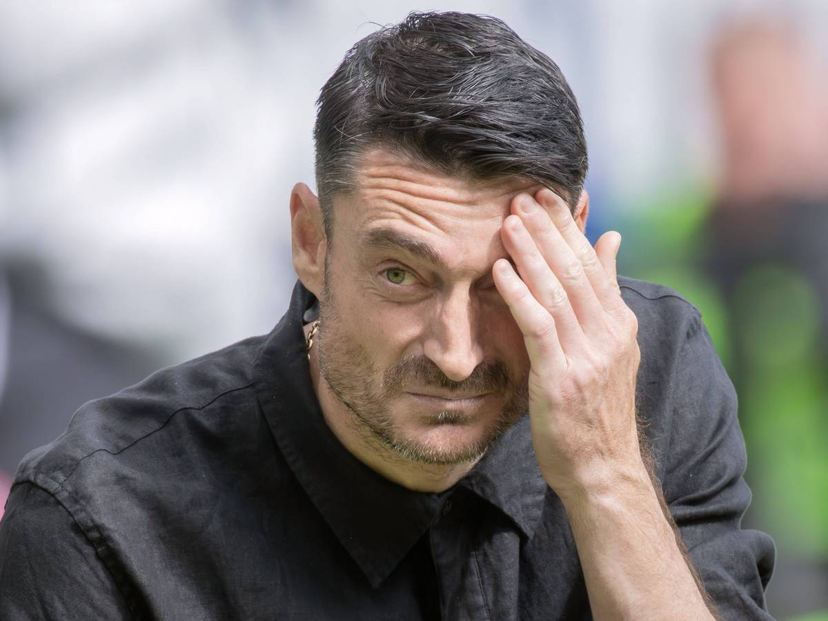 Albert Riera fasst sich an den Kopf.