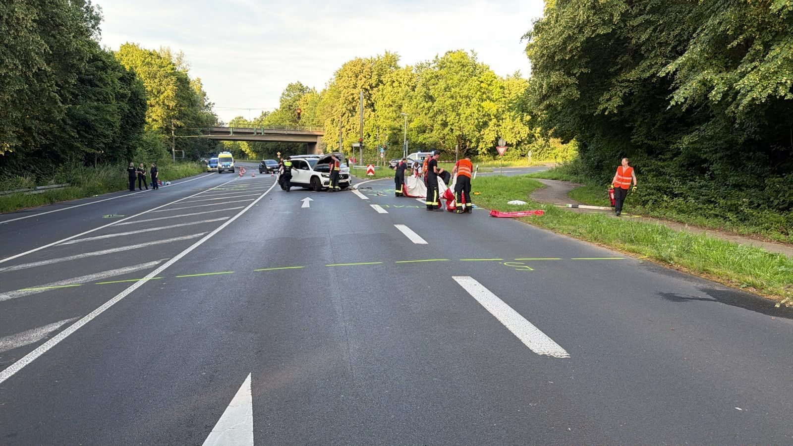 Auf der B477 in Bergheim-Niederaußem ist es zu einem schweren Verkehrsunfall gekommen. Ein Motorradfahrer verlor sein Leben.