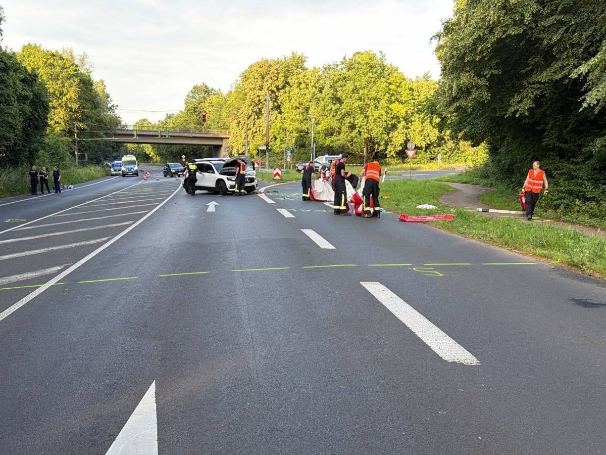 Auf der B477 in Bergheim-Niederaußem ist es zu einem schweren Verkehrsunfall gekommen. Ein Motorradfahrer verlor sein Leben.