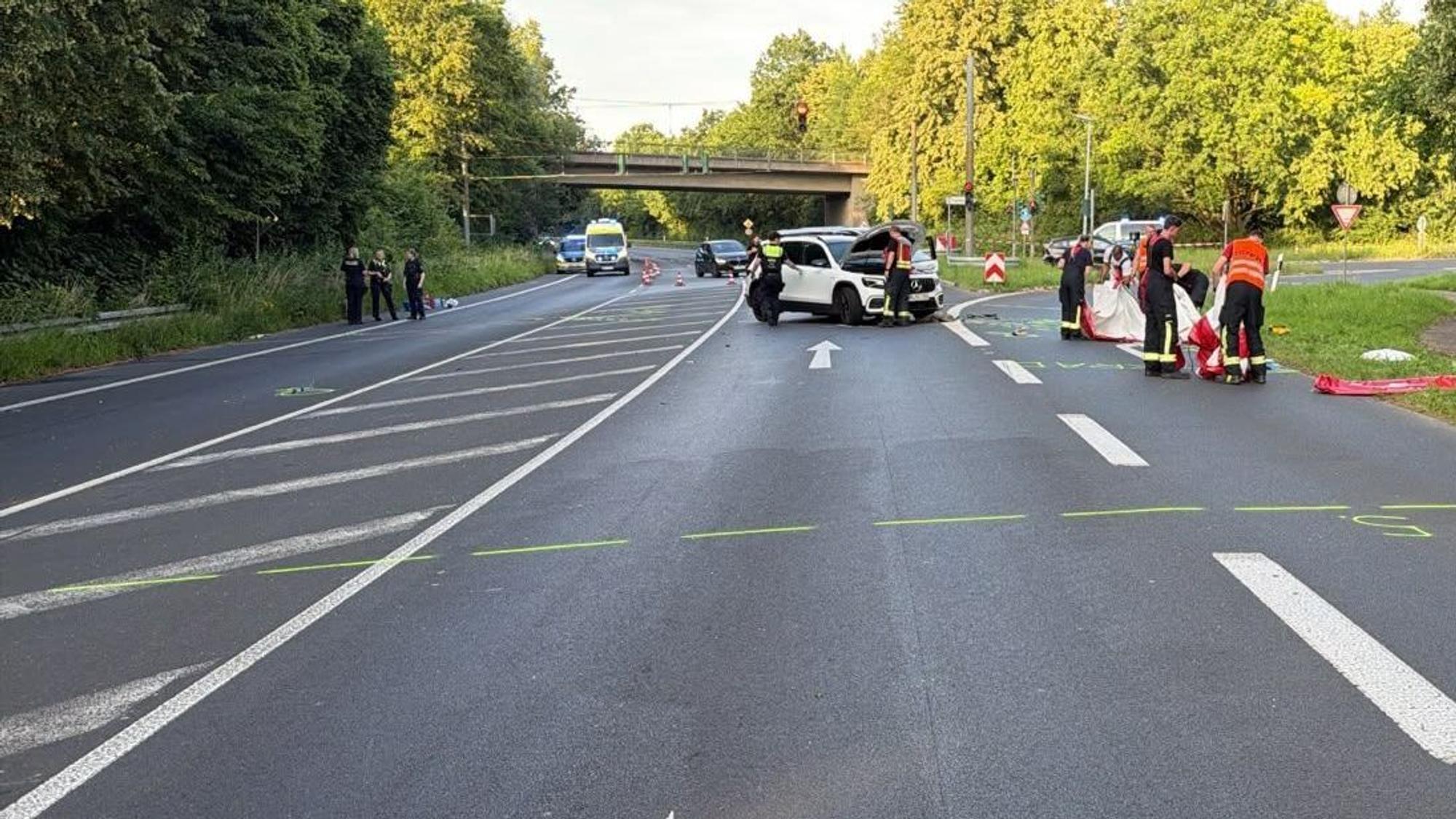 Auf der B477 in Bergheim-Niederaußem ist es zu einem schweren Verkehrsunfall gekommen. Ein Motorradfahrer verlor sein Leben.