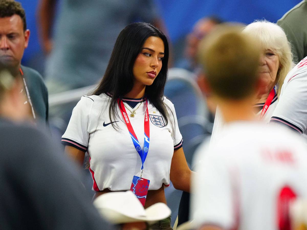Ashlyn Castro im Trikot auf der Tribüne.