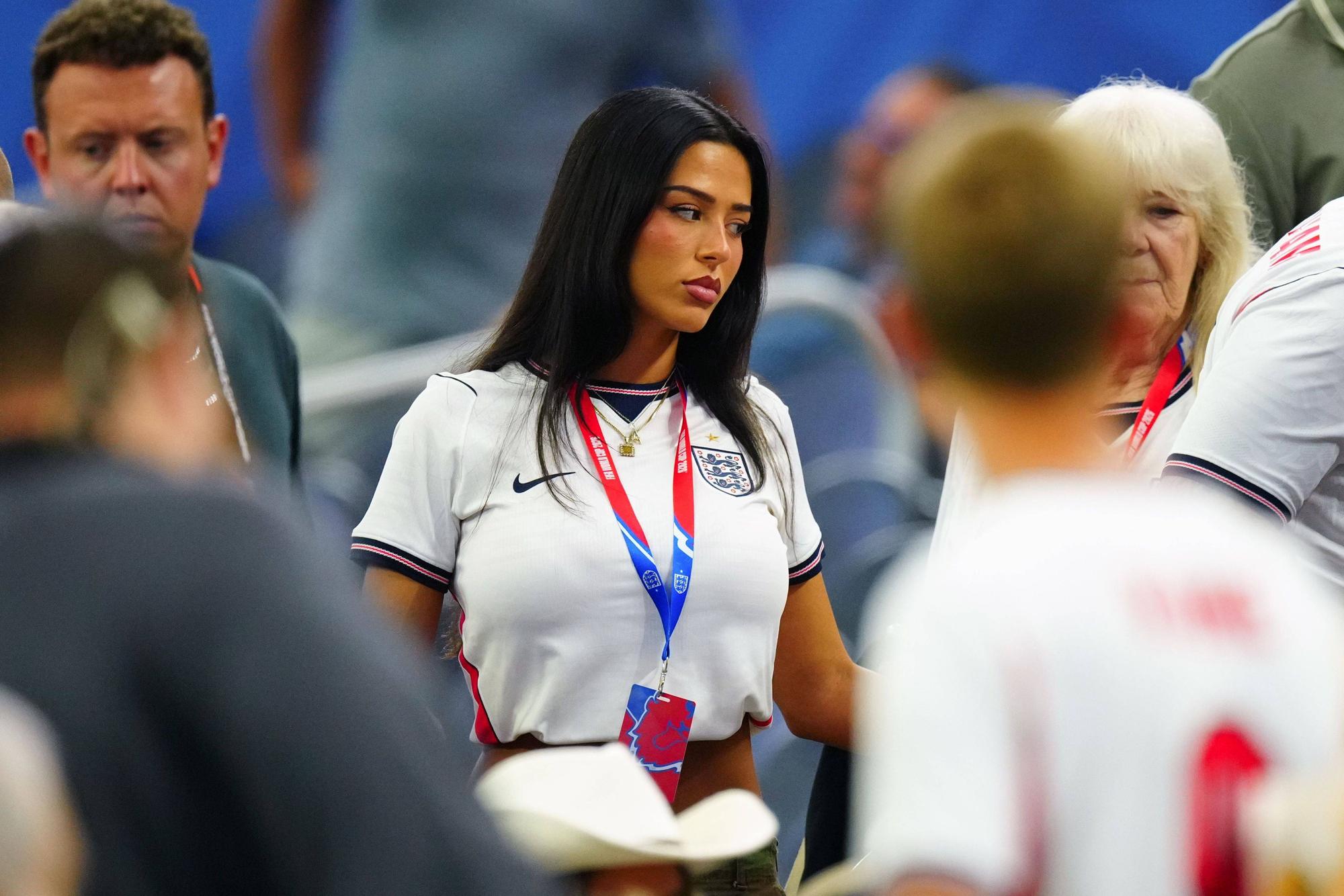 Ashlyn Castro im Trikot auf der Tribüne.