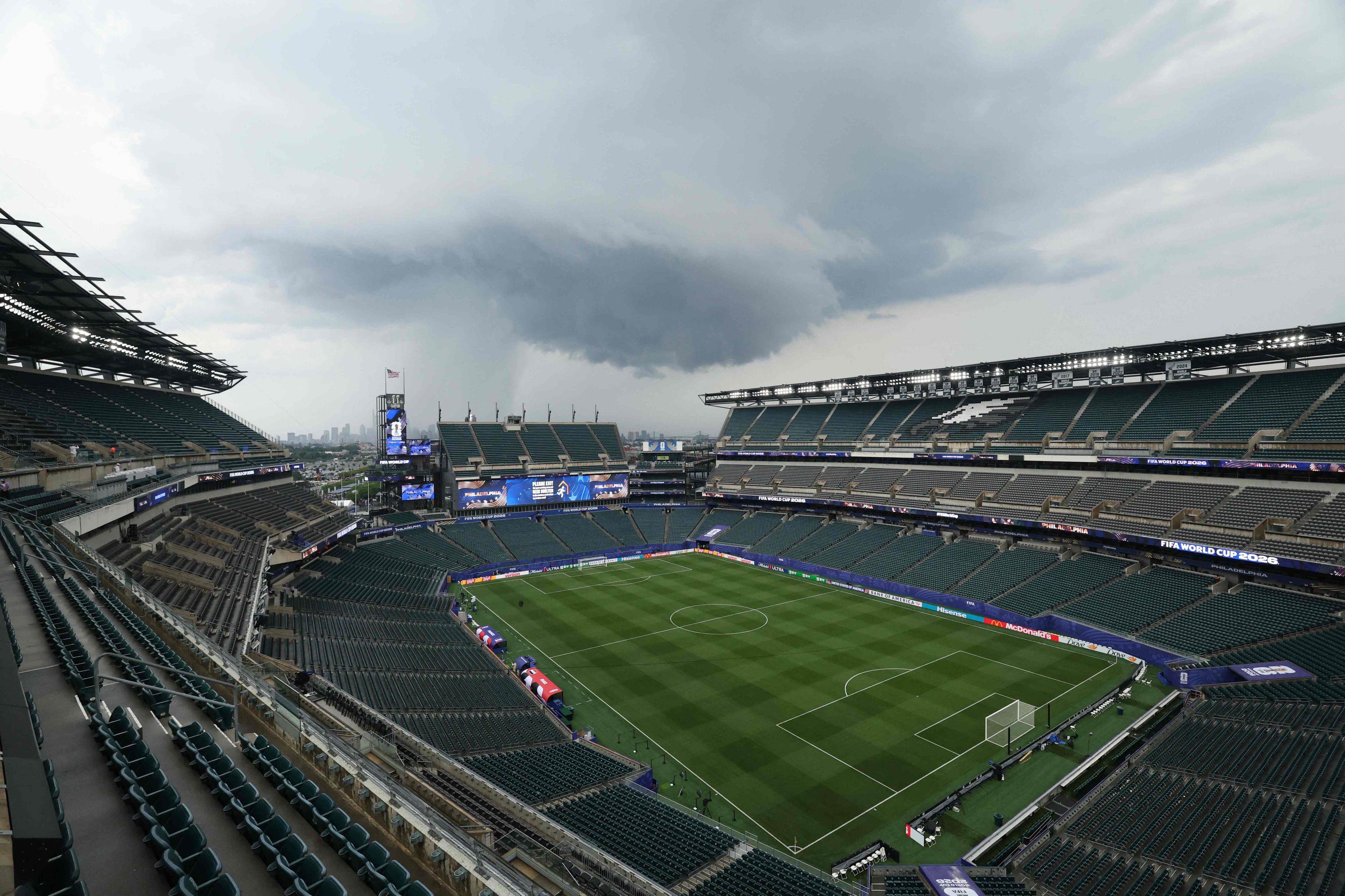 Ein Blick über das leere Stadion in Philadelphia. Im Hintergrund zieht ein Unwetter heran.