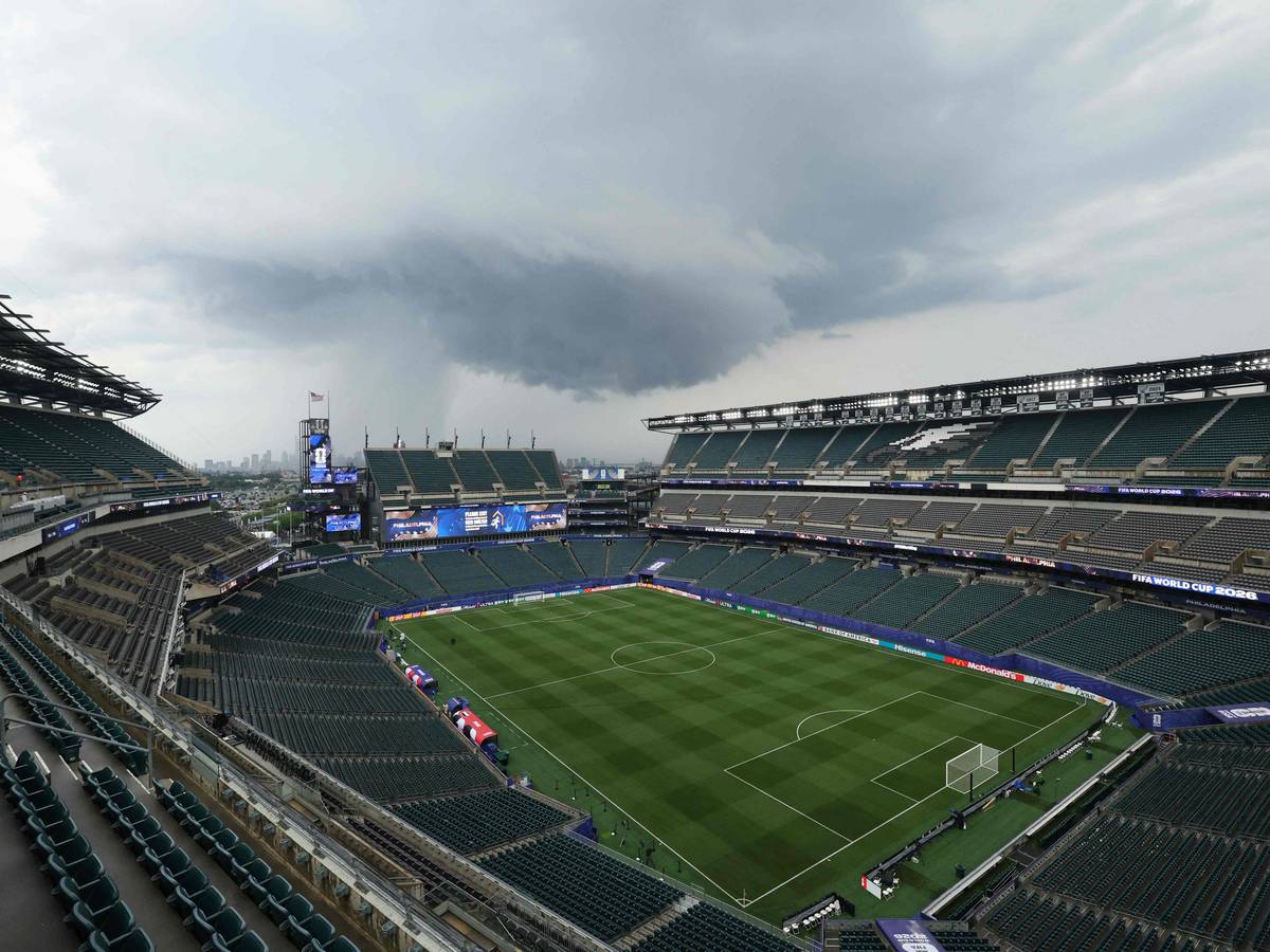 Ein Blick über das leere Stadion in Philadelphia. Im Hintergrund zieht ein Unwetter heran.