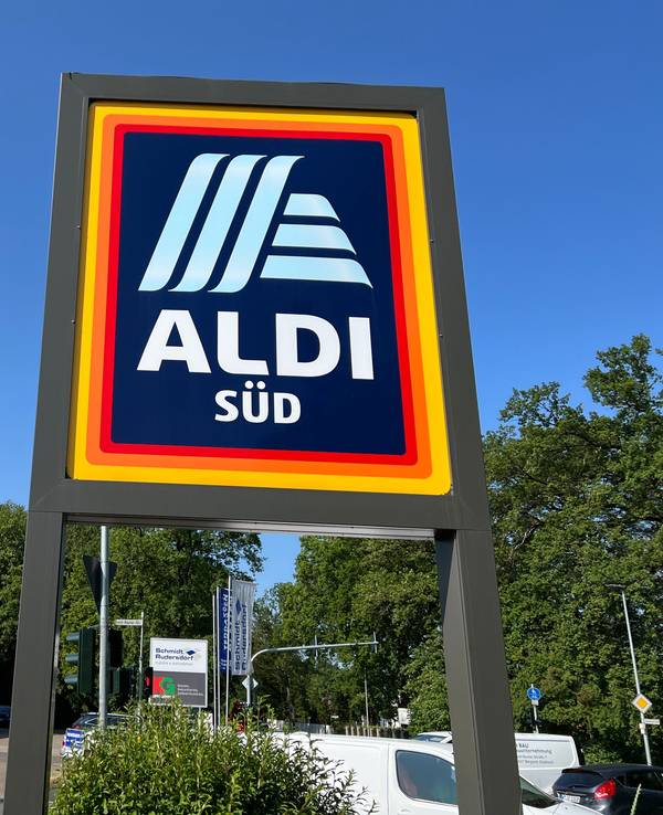 Ein Firmenschild steht an der Einfahrt zur Deutschlandzentrale von Aldi Süd in Mülheim an der Ruhr.