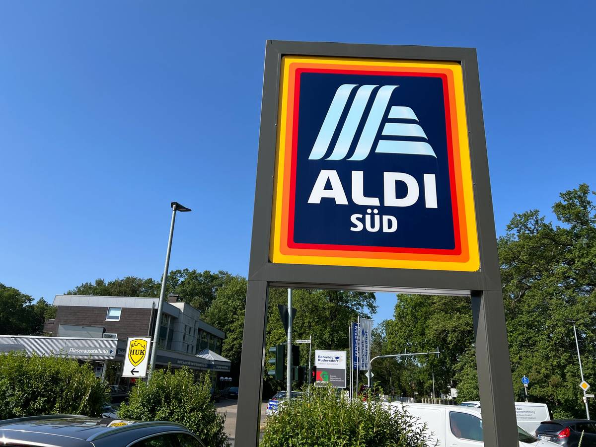 Ein Firmenschild steht an der Einfahrt zur Deutschlandzentrale von Aldi Süd in Mülheim an der Ruhr.