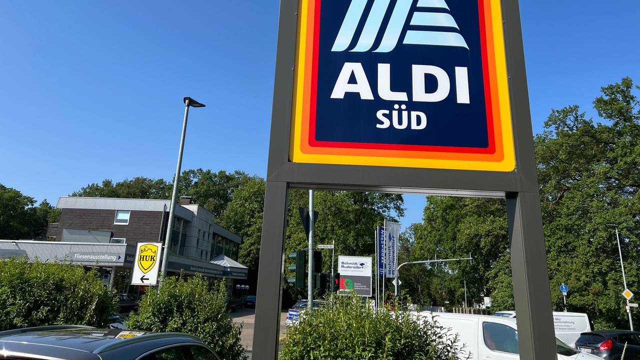 Ein Firmenschild steht an der Einfahrt zur Deutschlandzentrale von Aldi Süd in Mülheim an der Ruhr.