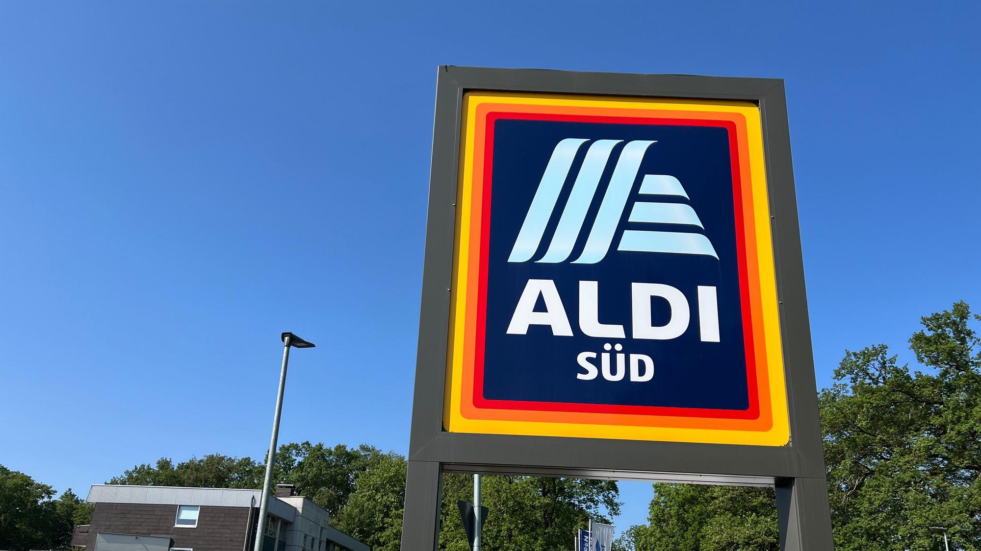 Ein Firmenschild steht an der Einfahrt zur Deutschlandzentrale von Aldi Süd in Mülheim an der Ruhr.
