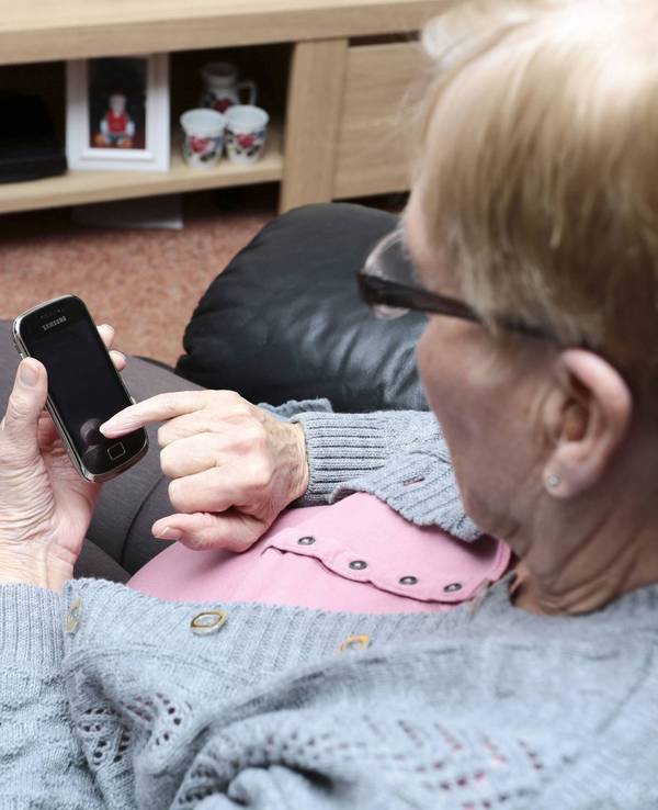Ein Mann (83) soll seine Ehefrau (77) erstochen haben. Die Tat gestand er später am Telefon seinem Sohn (Symbolbild).