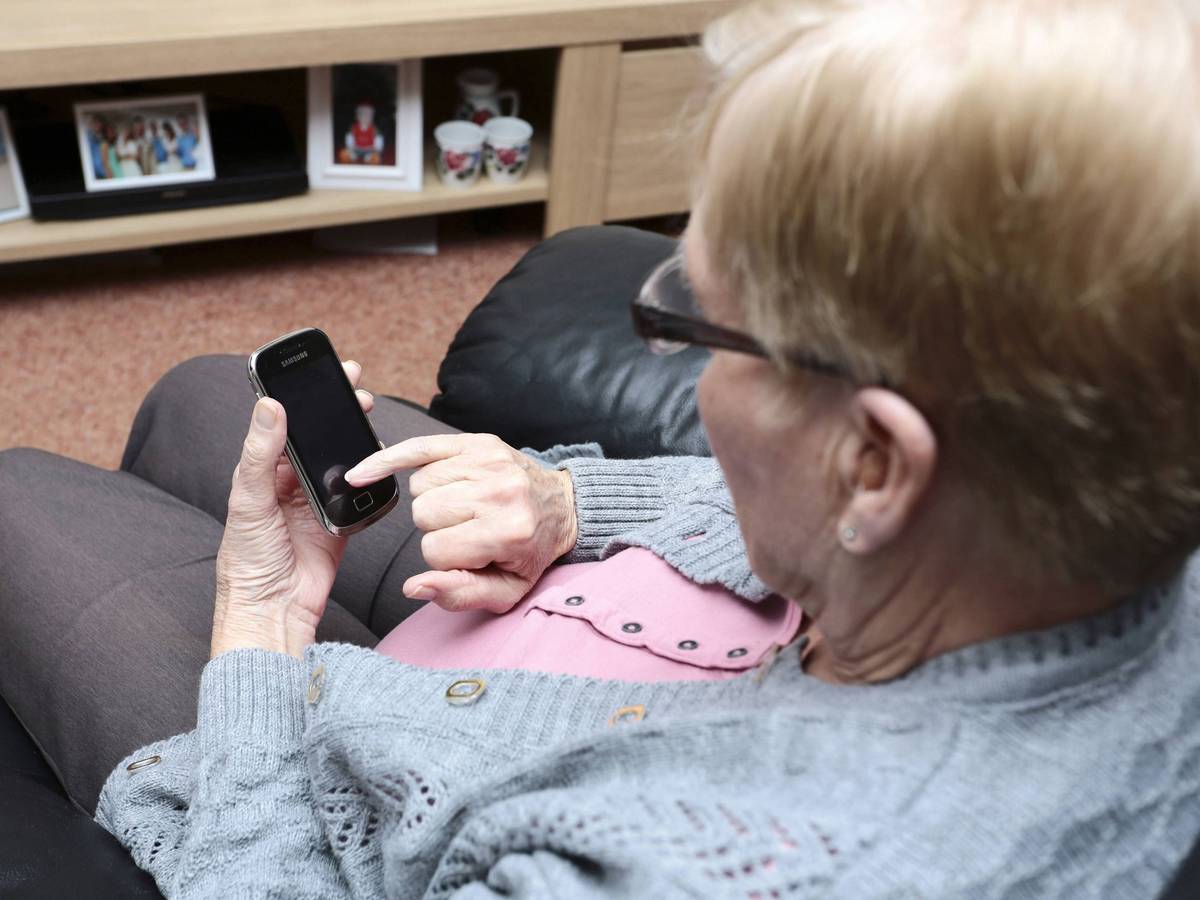 Ein Mann (83) soll seine Ehefrau (77) erstochen haben. Die Tat gestand er später am Telefon seinem Sohn (Symbolbild).
