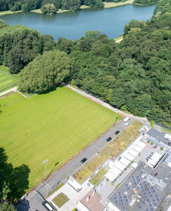 Der Trainingsplatz Nummer 2 befindet sich auf dem Gelände des Fußballvereins 1. FC Köln am Geißbockheim im Rhein-Energie-Sportpark.
