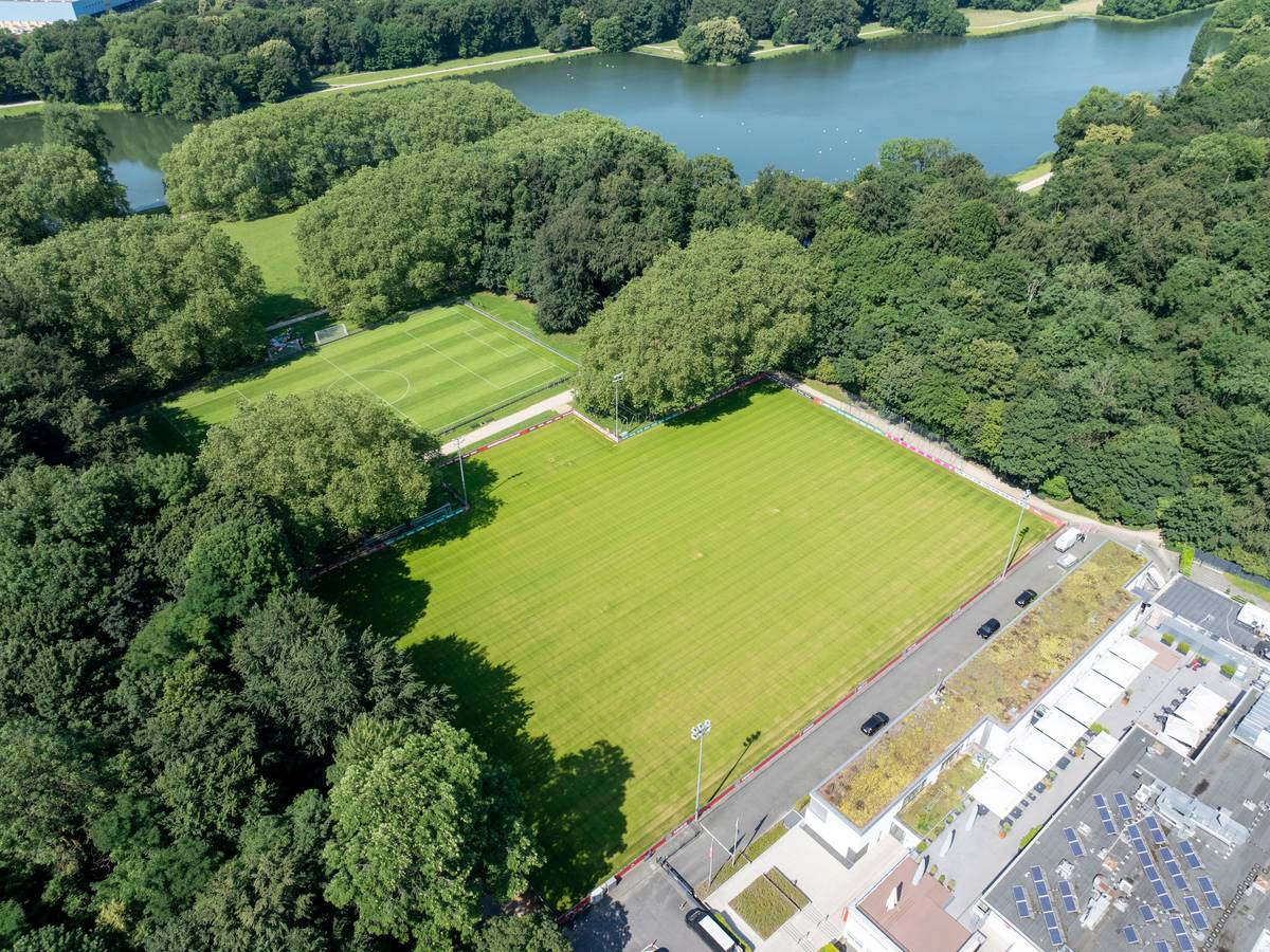Der Trainingsplatz Nummer 2 befindet sich auf dem Gelände des Fußballvereins 1. FC Köln am Geißbockheim im Rhein-Energie-Sportpark.